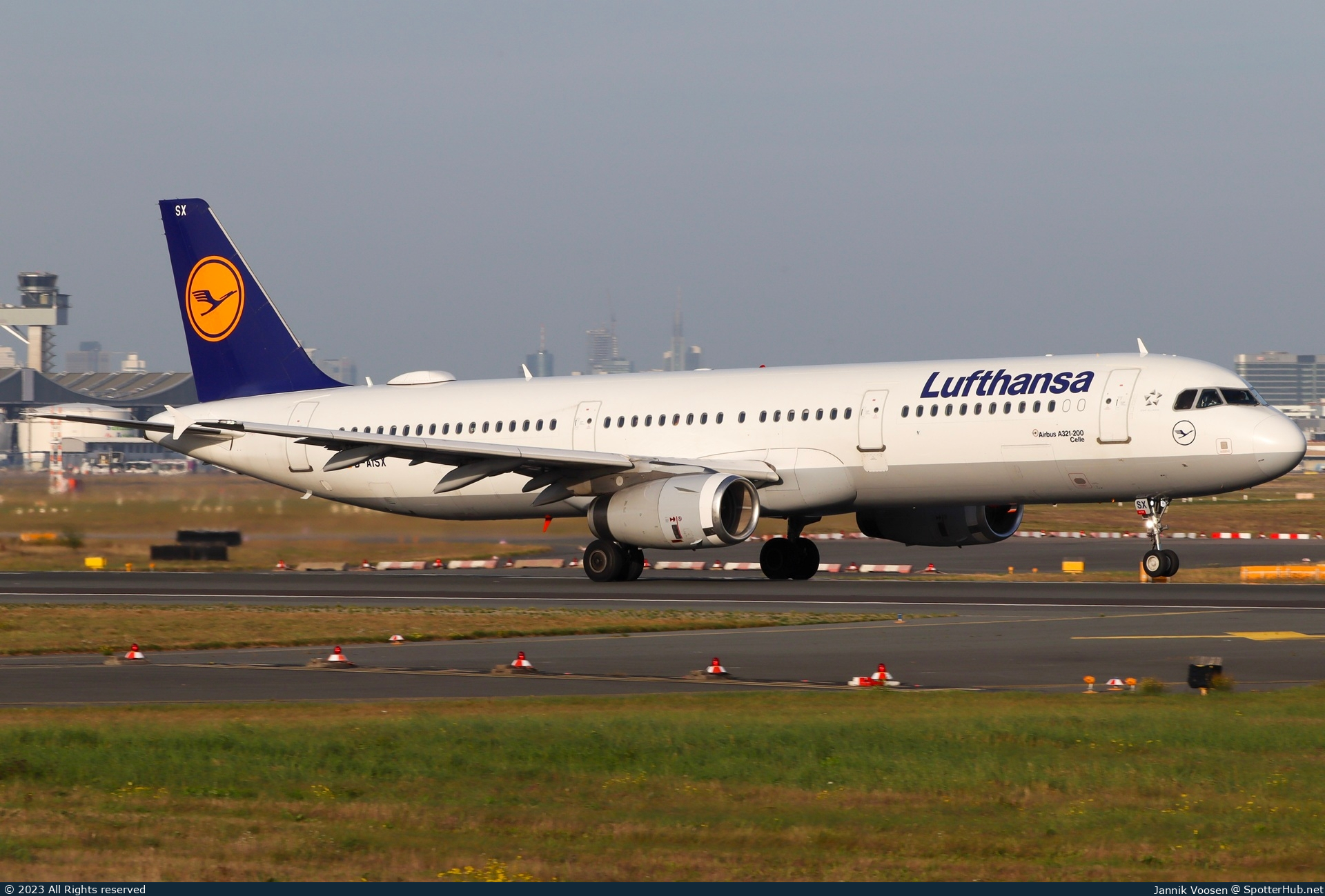 Photo of D-AISX - Airbus A321-231 operated by Lufthansa