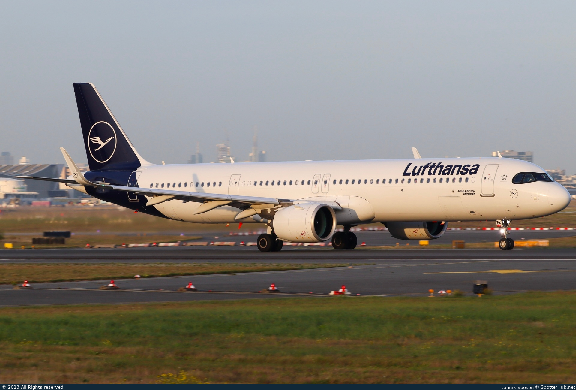 Photo of D-AIEK - Airbus A321-271NX operated by Lufthansa