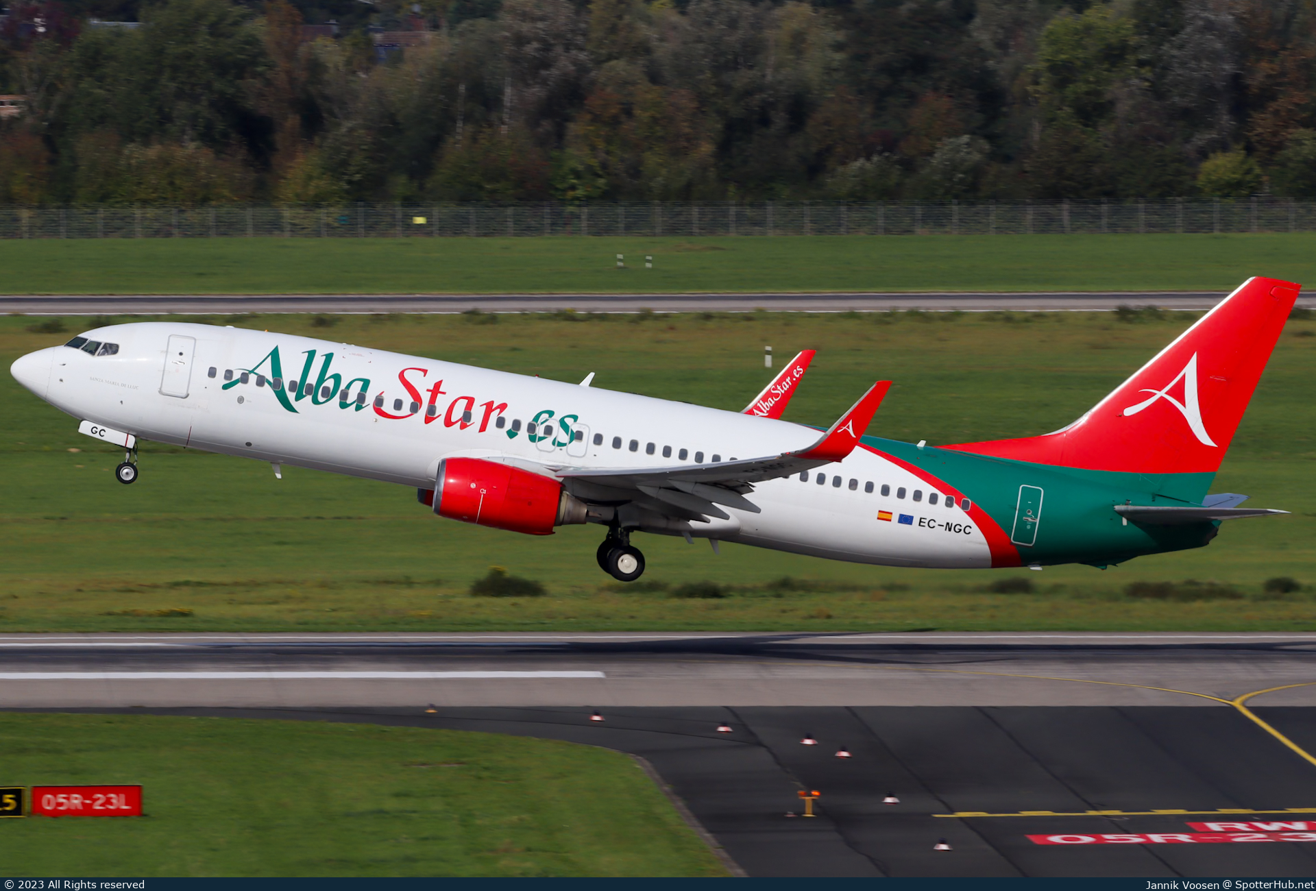 Photo of EC-NGC - Boeing 737-809 operated by AlbaStar