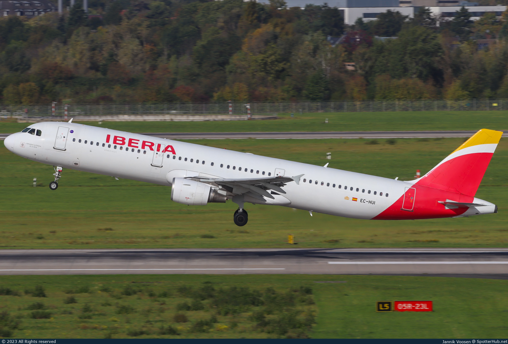 Photo of EC-HUI - Airbus A321-212 operated by Iberia