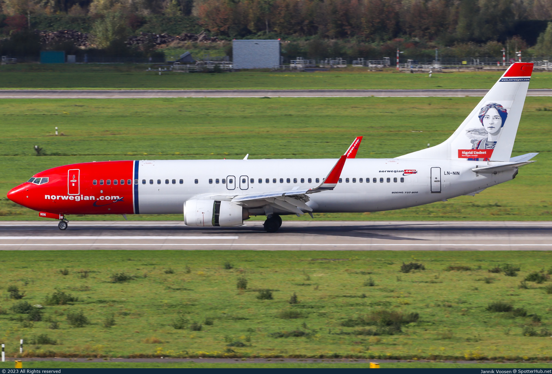 Photo of LN-NIN - Boeing 737-81M operated by Norwegian Air Shuttle