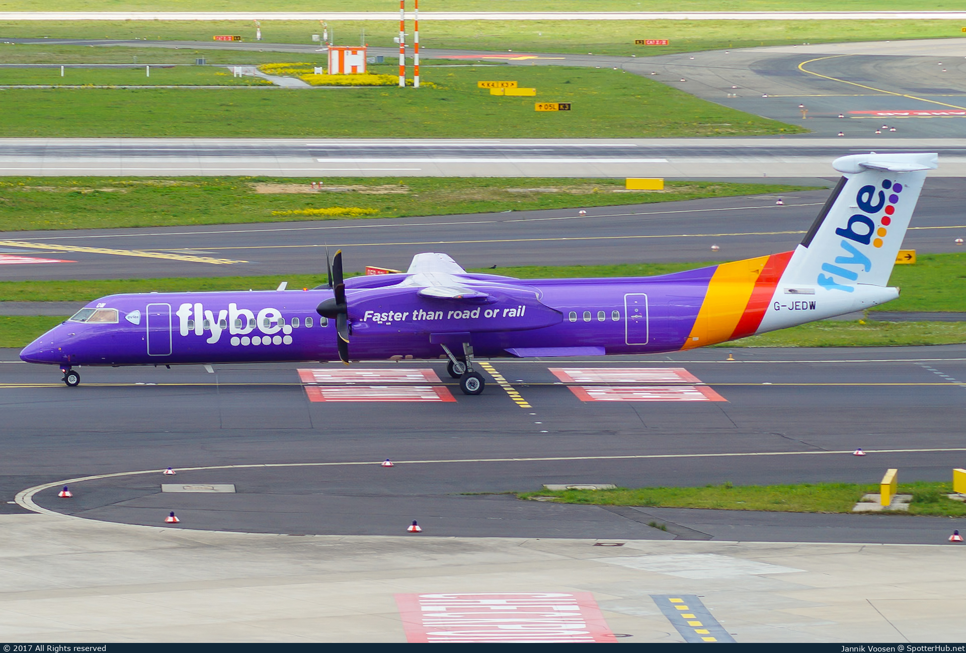 Photo of G-JEDW - Bombardier DHC-8-402 Dash 8 Q400 operated by flybe