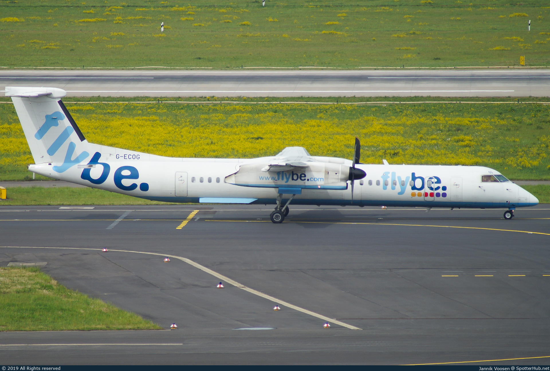 Photo of G-ECOG - Bombardier DHC-8-402 Dash 8 Q400 operated by flybe