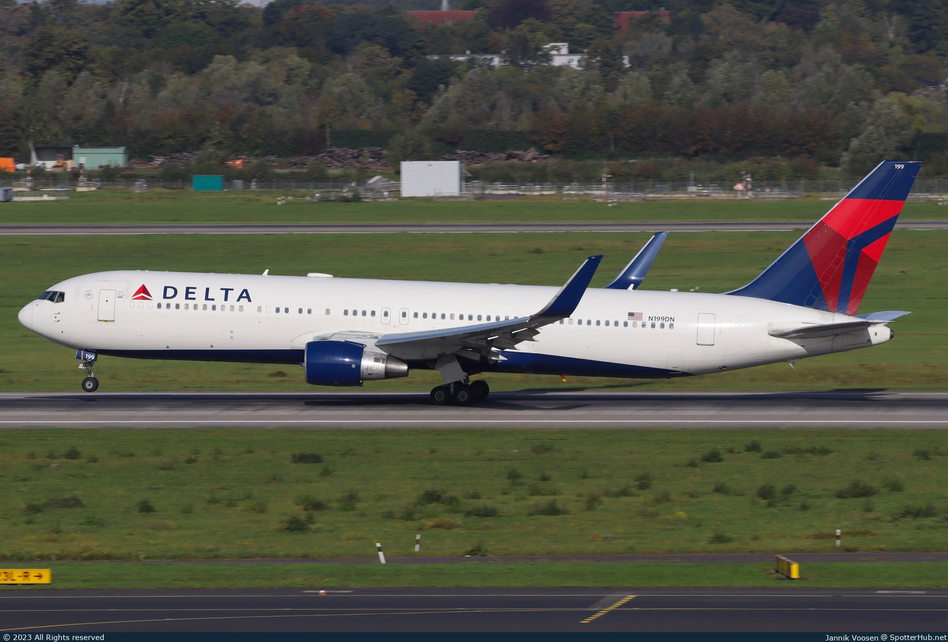 Photo of N199DN - Boeing 767-332(ER) operated by Delta Air Lines