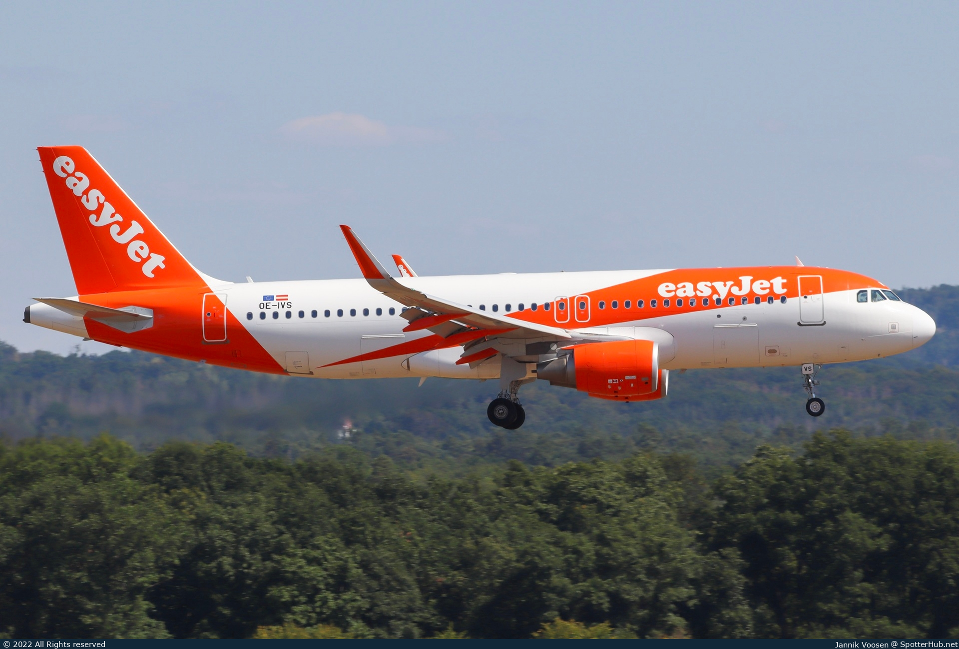 Photo of OE-IVS - Airbus A320-214 operated by easyJet Europe