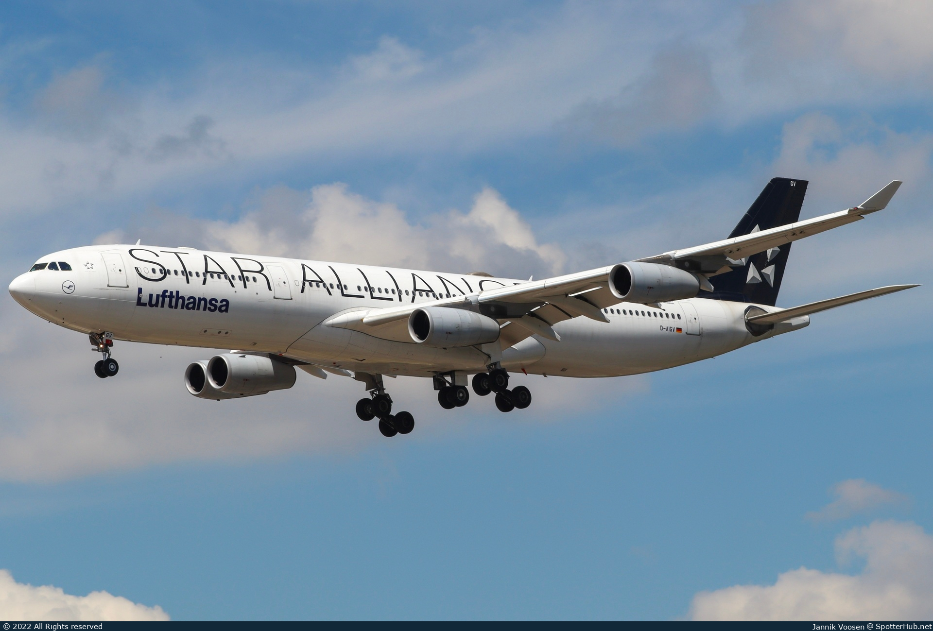 Photo of D-AIGV - Airbus A340-313 operated by Lufthansa
