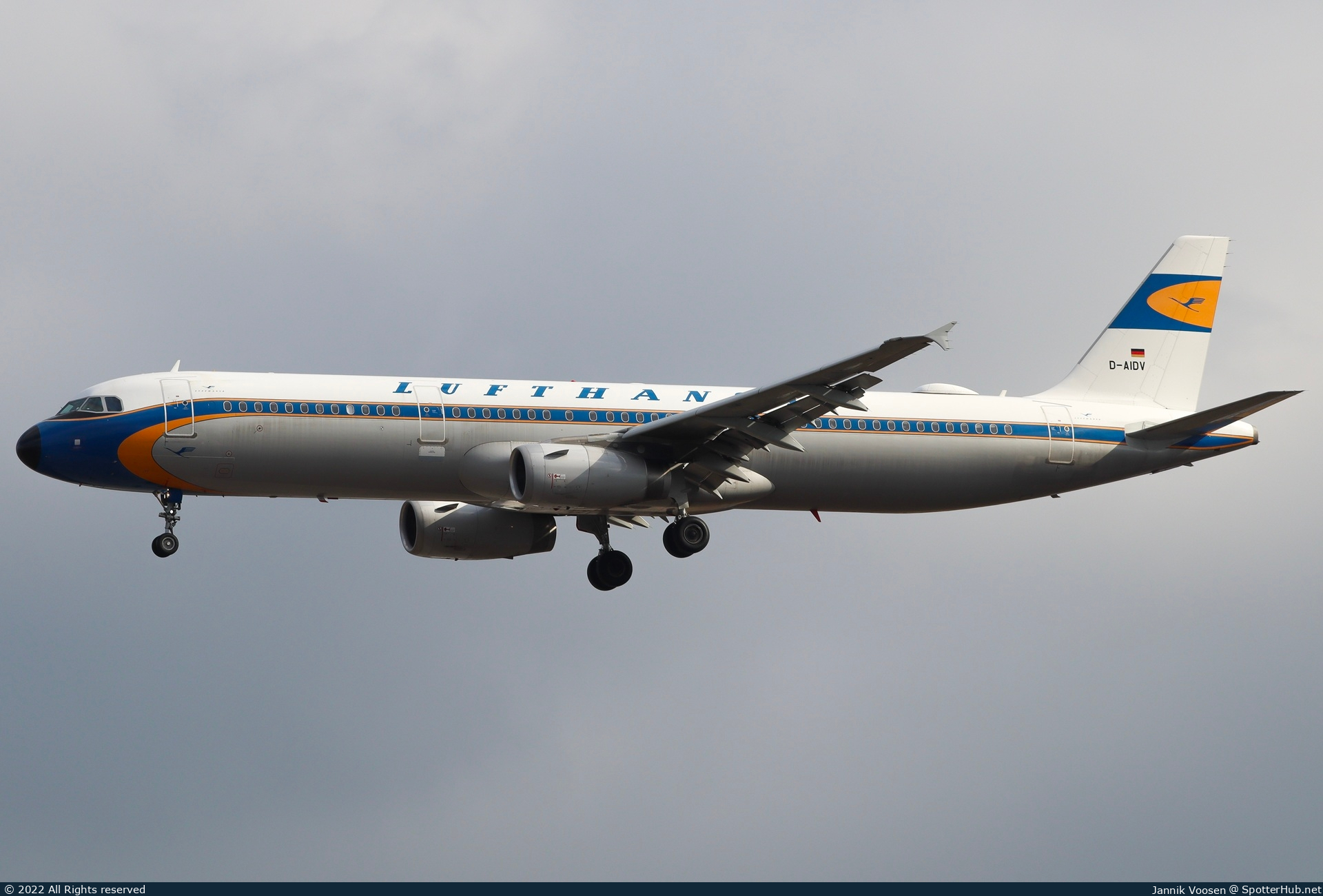 Photo of D-AIDV - Airbus A321-231 operated by Lufthansa
