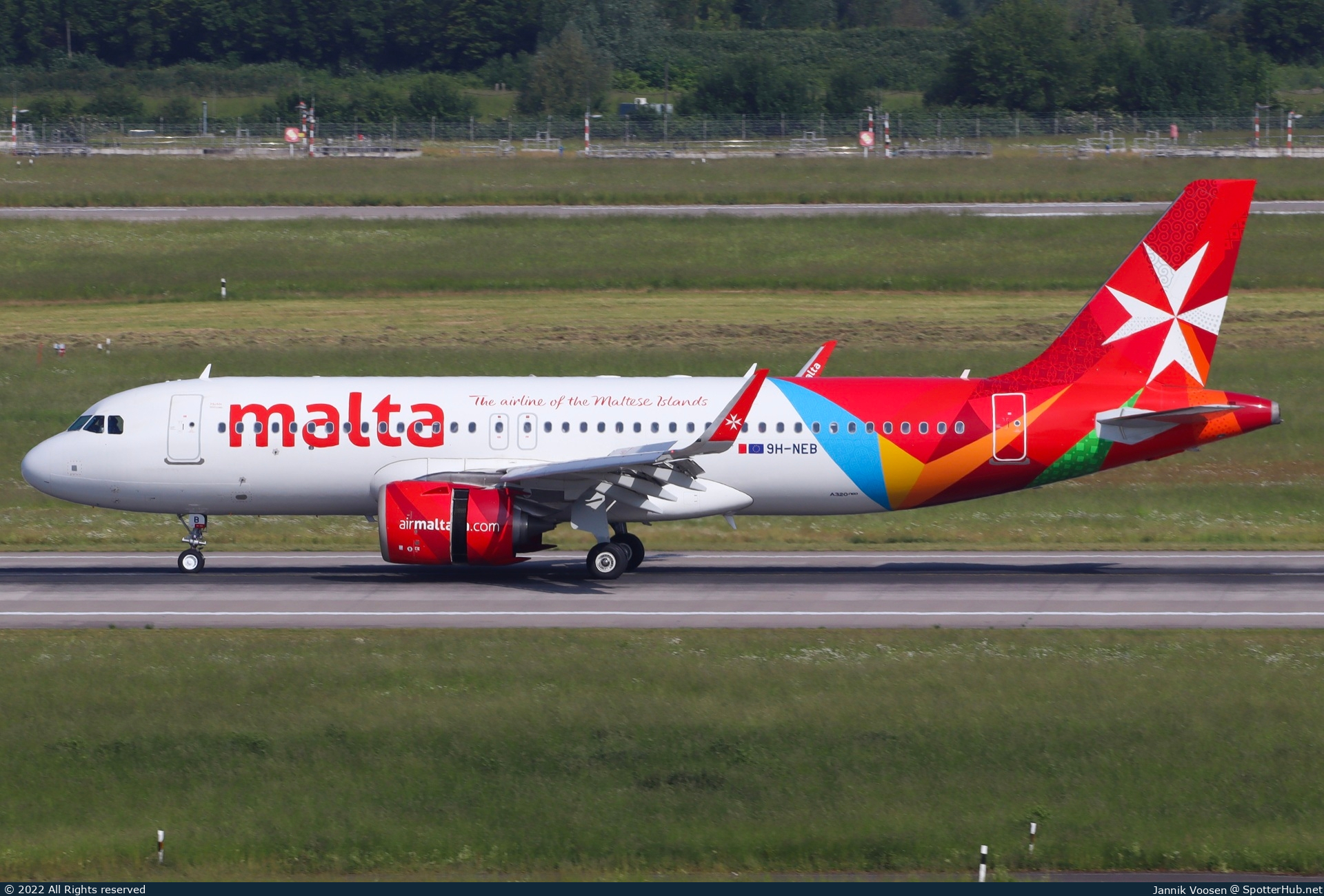 Photo of 9H-NEB - Airbus A320-251N operated by Air Malta