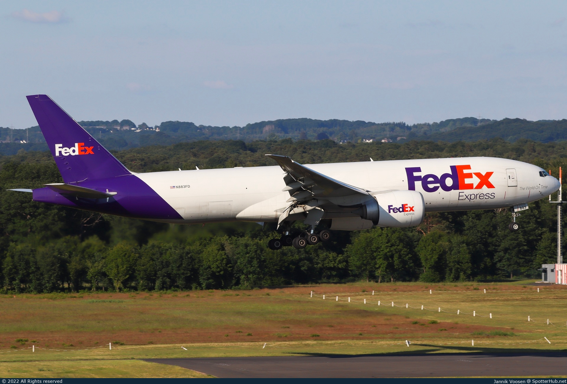 Photo of N883FD - Boeing 777-FHT operated by FedEx