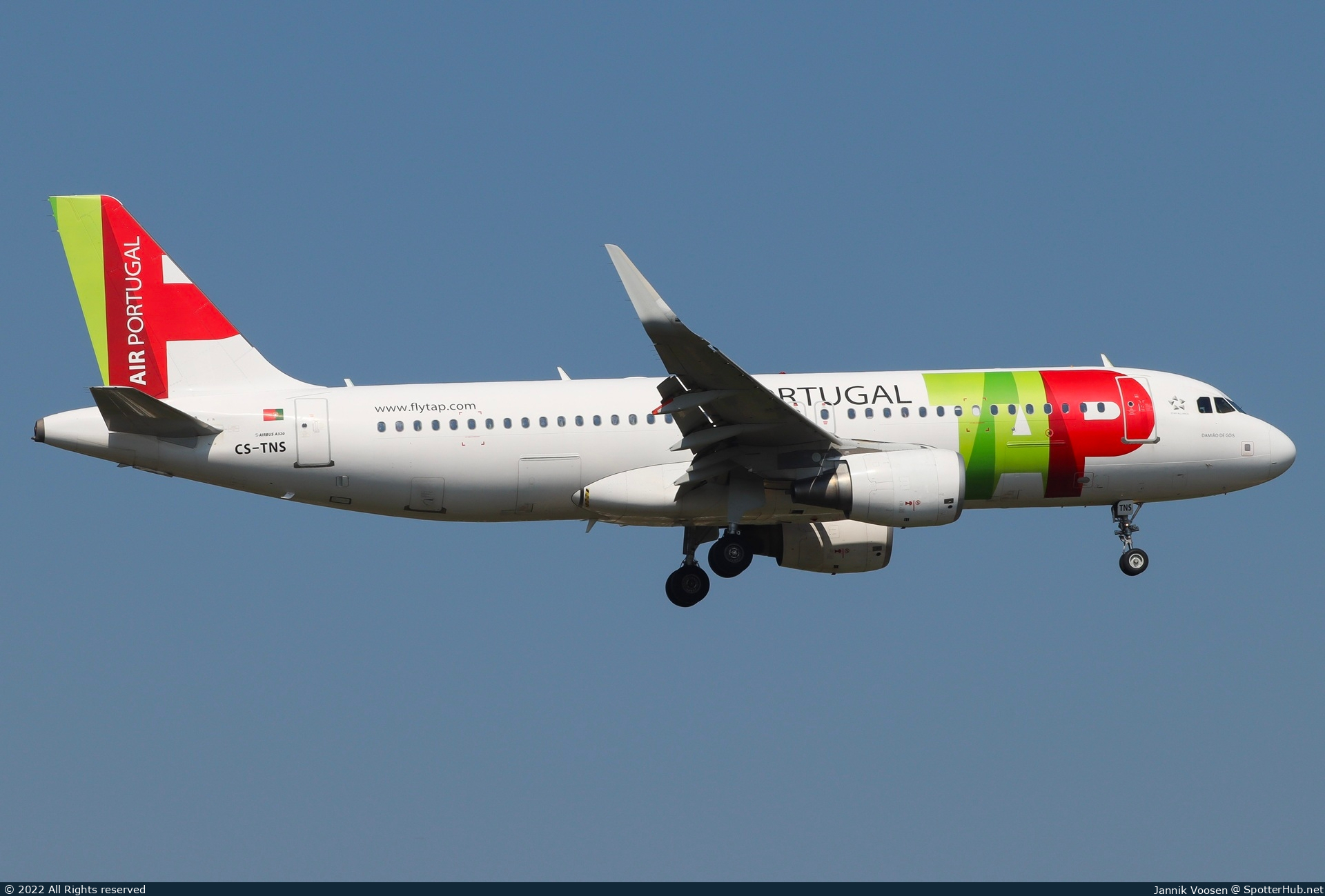 Photo of CS-TNS - Airbus A320-214 operated by TAP Air Portugal