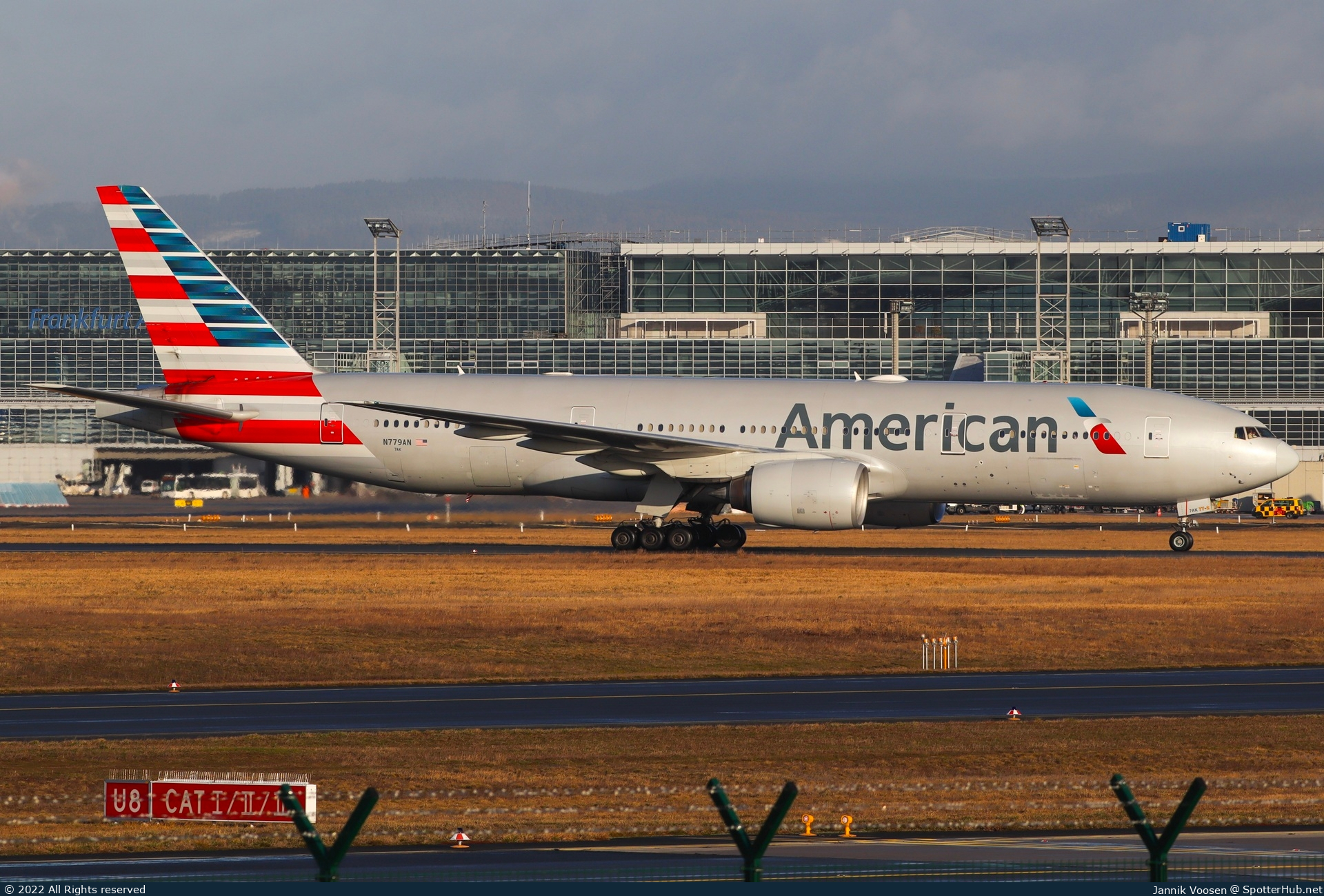 Photo of N779AN - Boeing 777-223(ER) operated by American Airlines