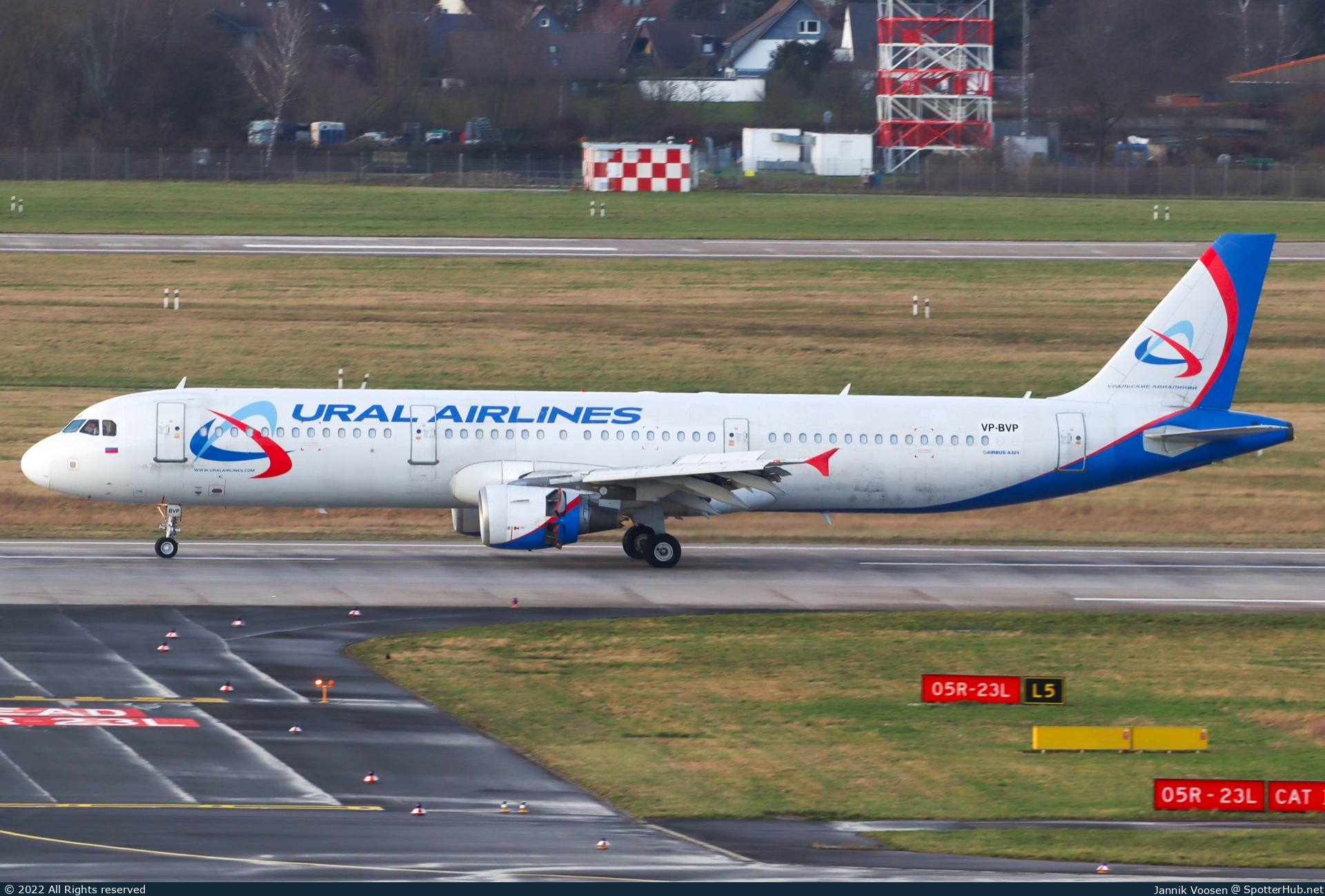 Photo of VP-BVP - Airbus A321-211 operated by Ural Airlines