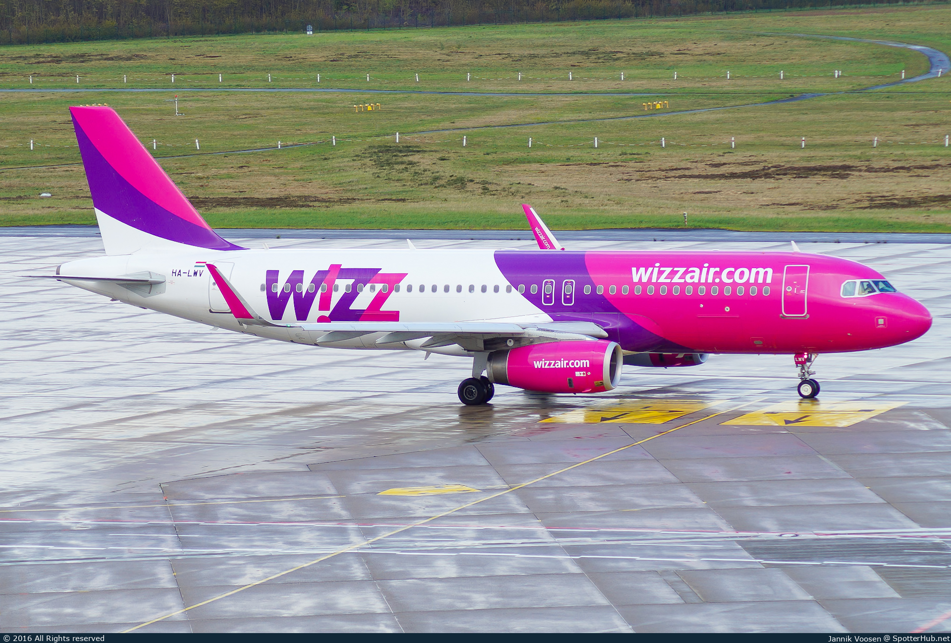 Photo of HA-LWV - Airbus A320-232 operated by Wizz Air