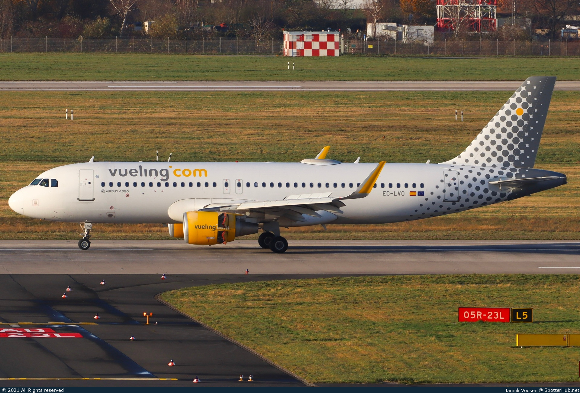 Photo of EC-LVO - Airbus A320-214 operated by Vueling