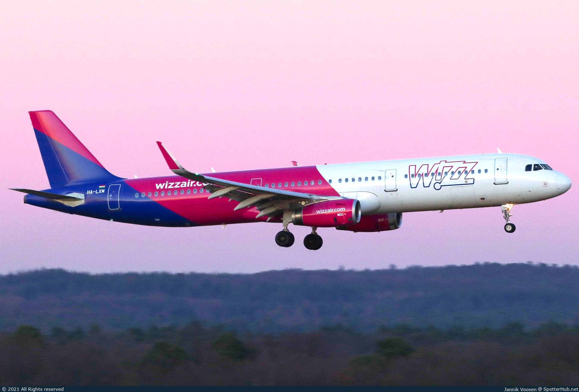 Photo of HA-LXM - Airbus A321-231 operated by Wizz Air