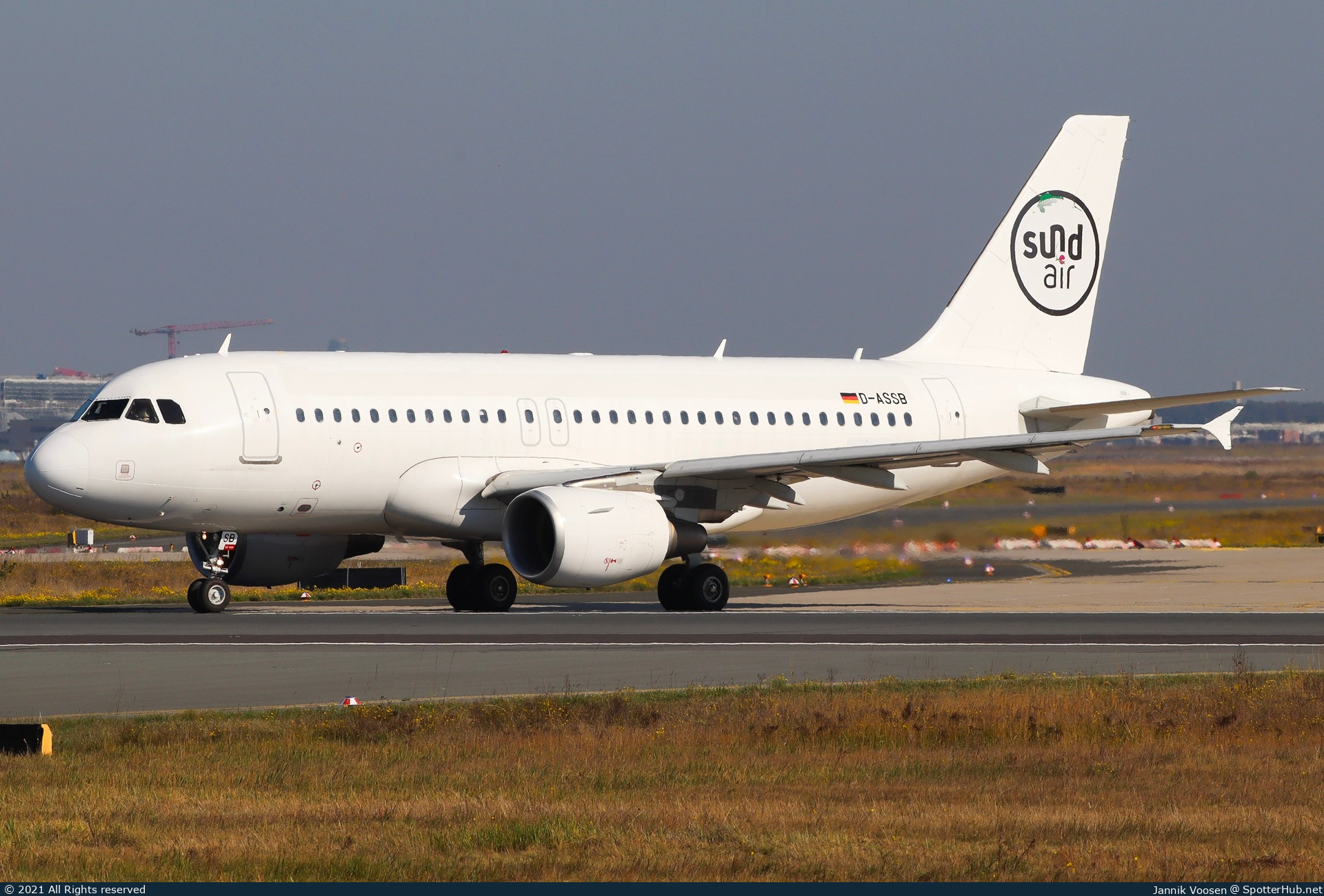 Photo of D-ASSB - Airbus A319-112 operated by Sundair