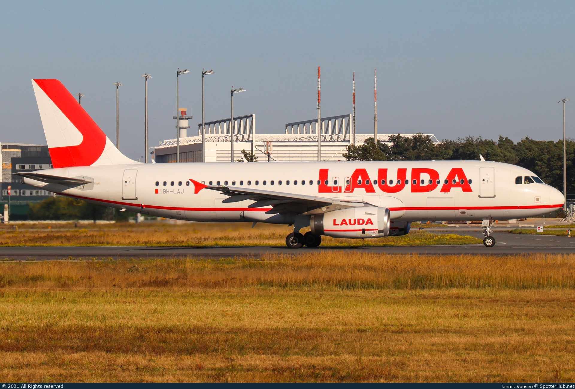 Photo of 9H-LAJ - Airbus A320-232 operated by Lauda Europe