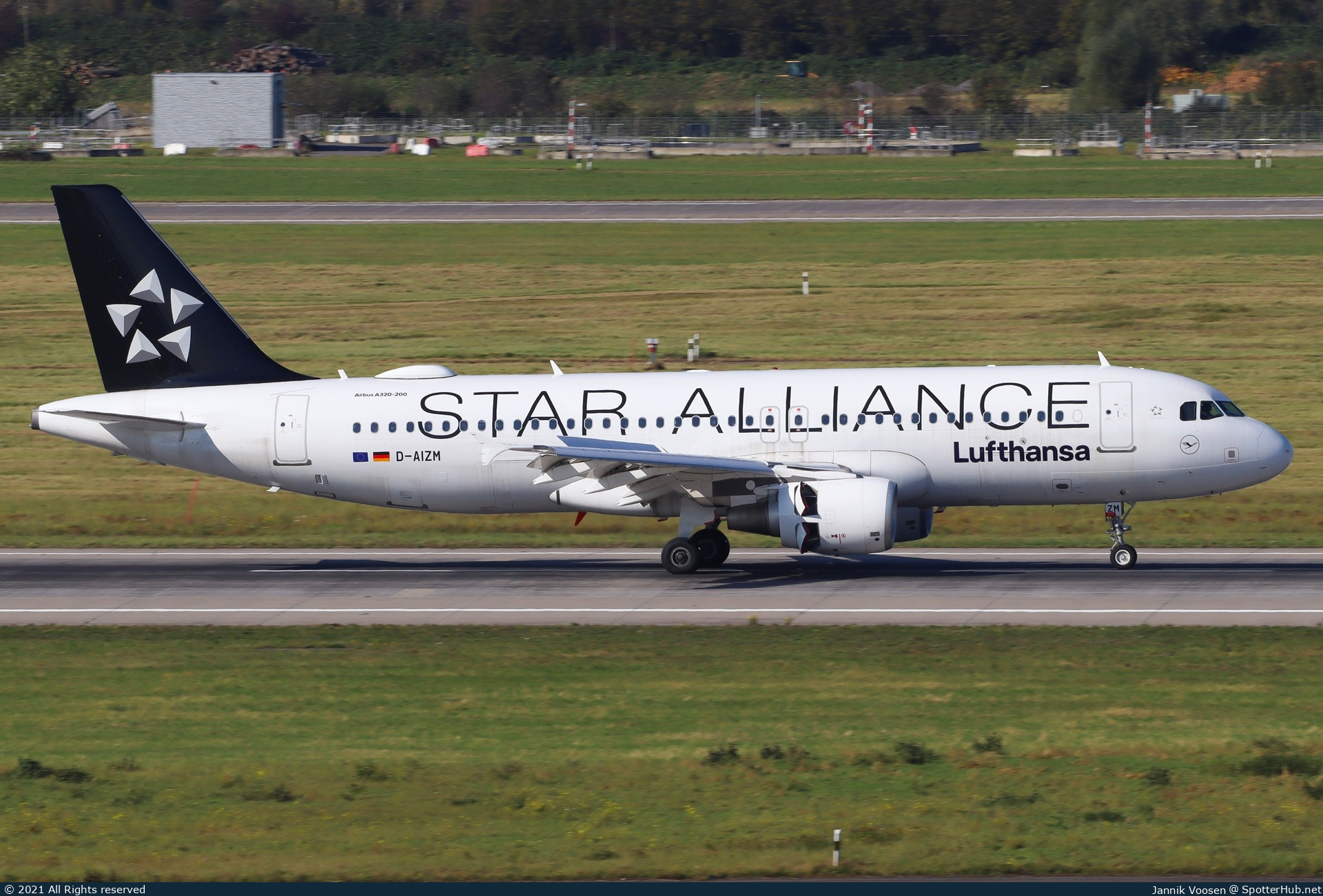 Photo of D-AIZM - Airbus A320-214 operated by Lufthansa