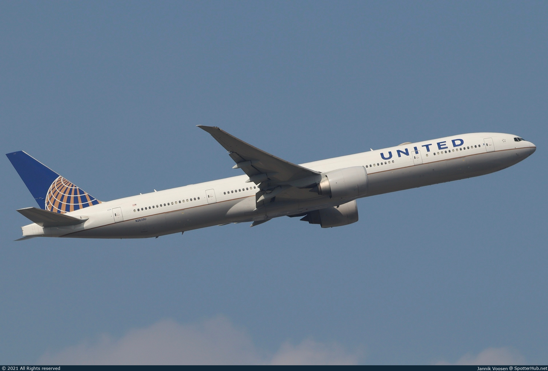 Photo of N2639U - Boeing 777-322(ER) operated by United Airlines
