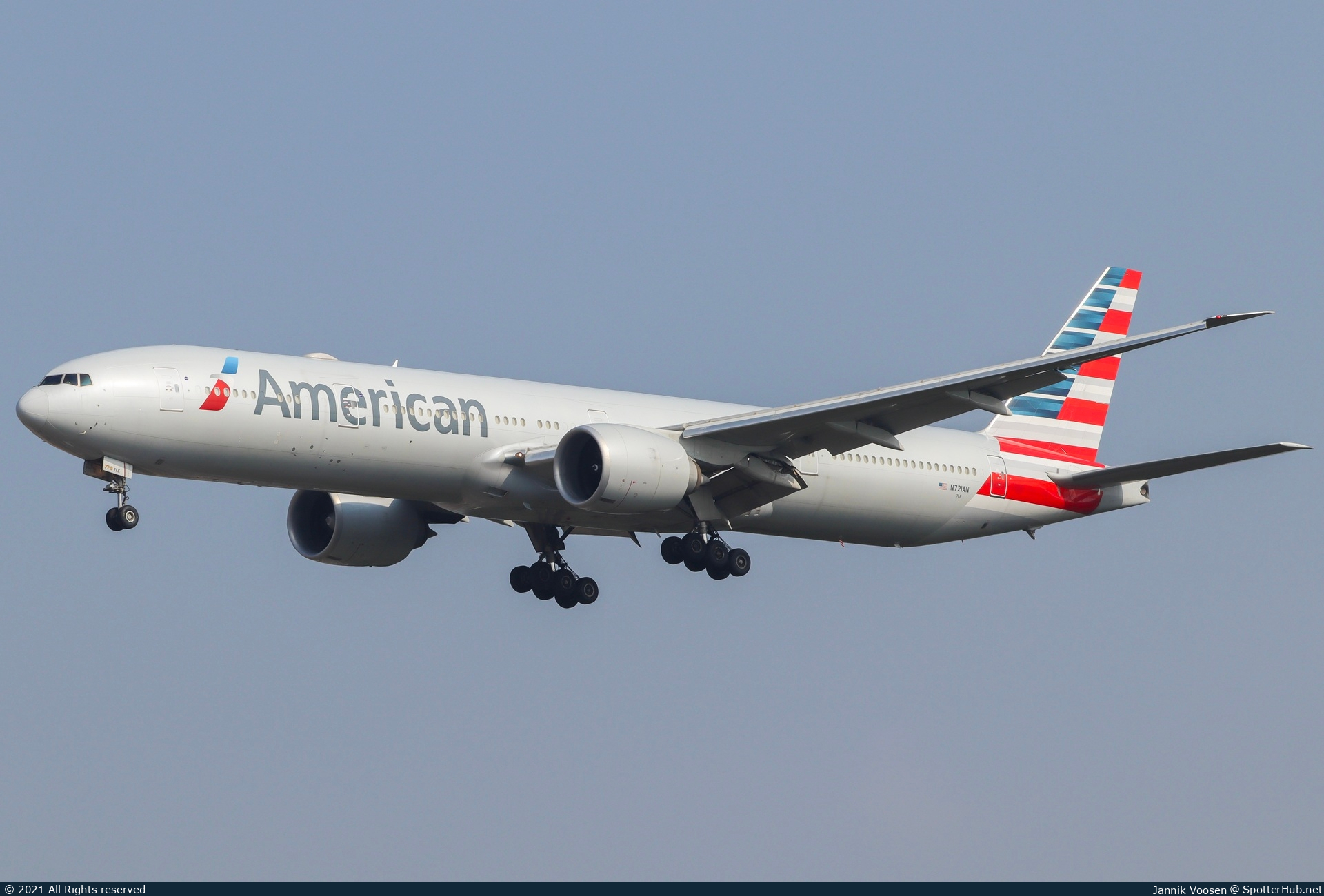 Photo of N721AN - Boeing 777-323(ER) operated by American Airlines