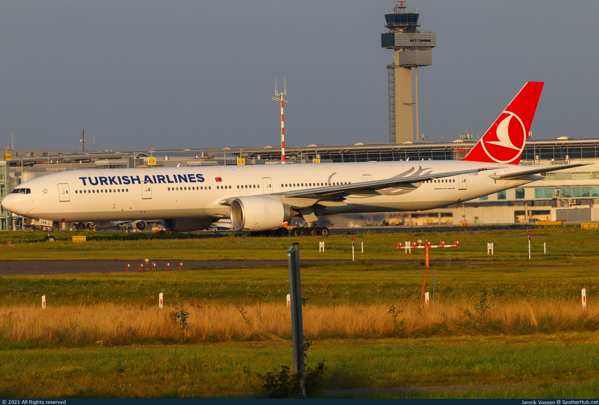 Photo of TC-LKB - Boeing 777-36N(ER) operated by Turkish Airlines
