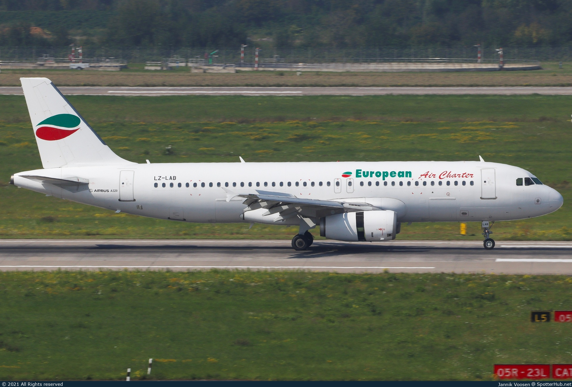 Photo of LZ-LAB - Airbus A320-231 operated by European Air Charter
