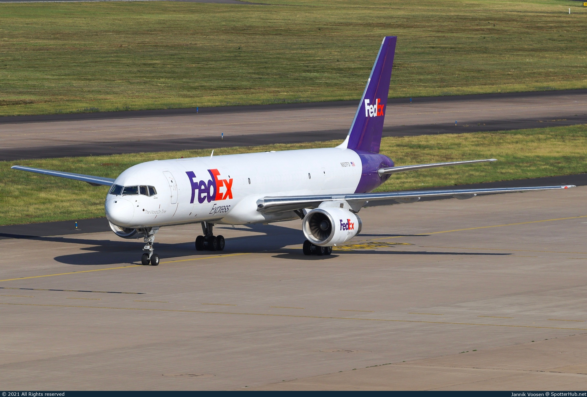 Photo of N927FD - Boeing 757-204(SF) operated by FedEx