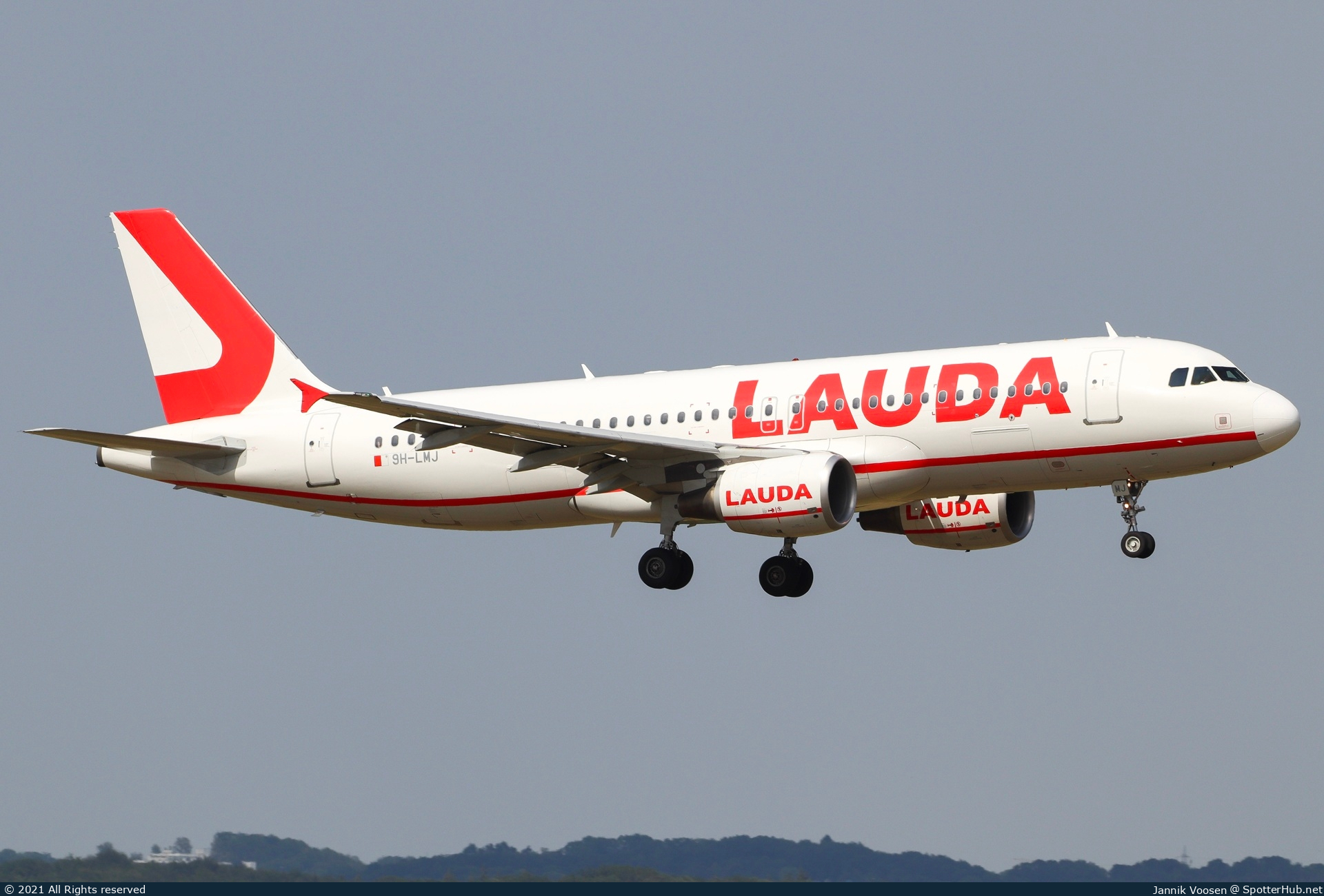 Photo of 9H-LMJ - Airbus A320-214 operated by Lauda Europe