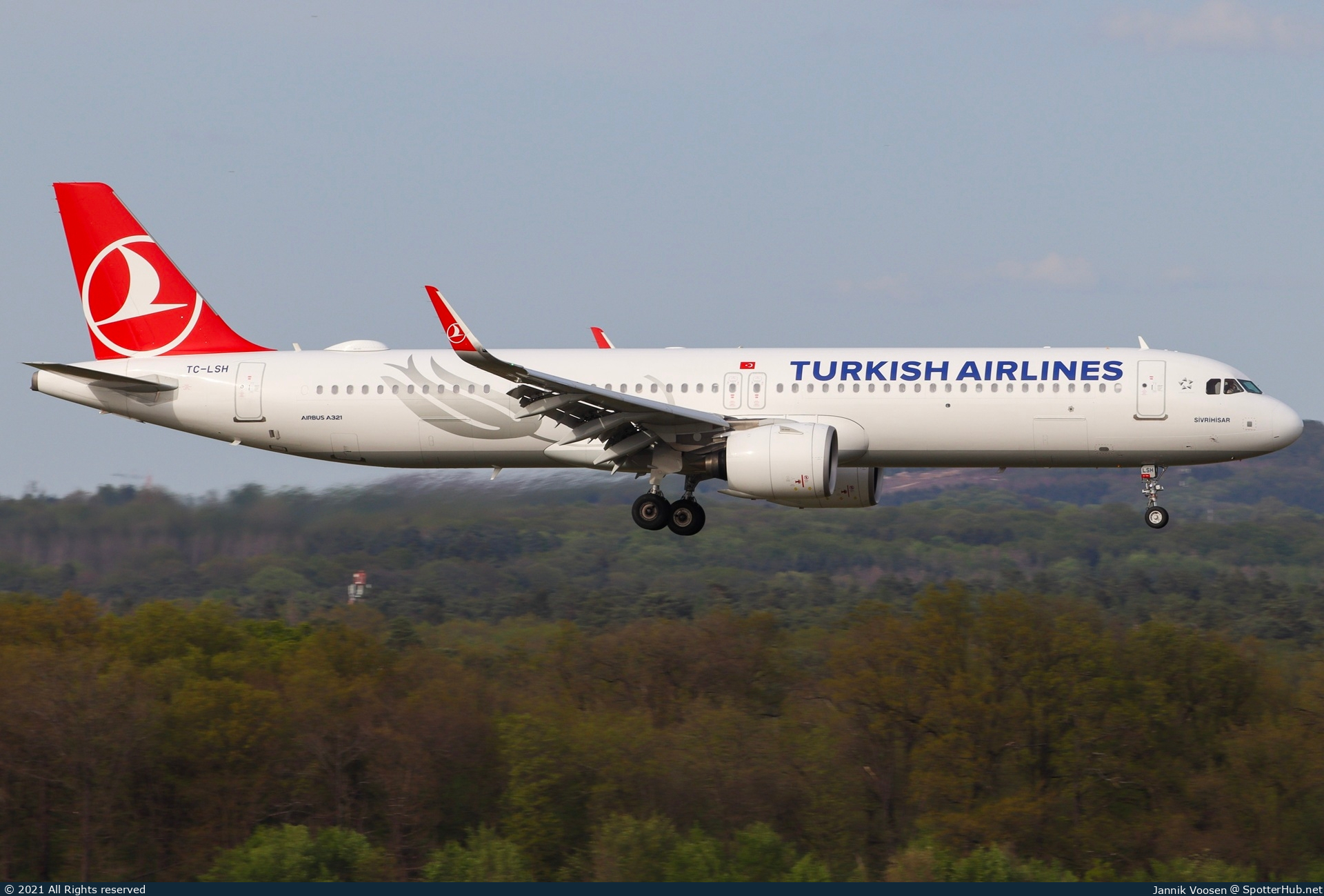 Photo of TC-LSH - Airbus A321-271NX operated by Turkish Airlines