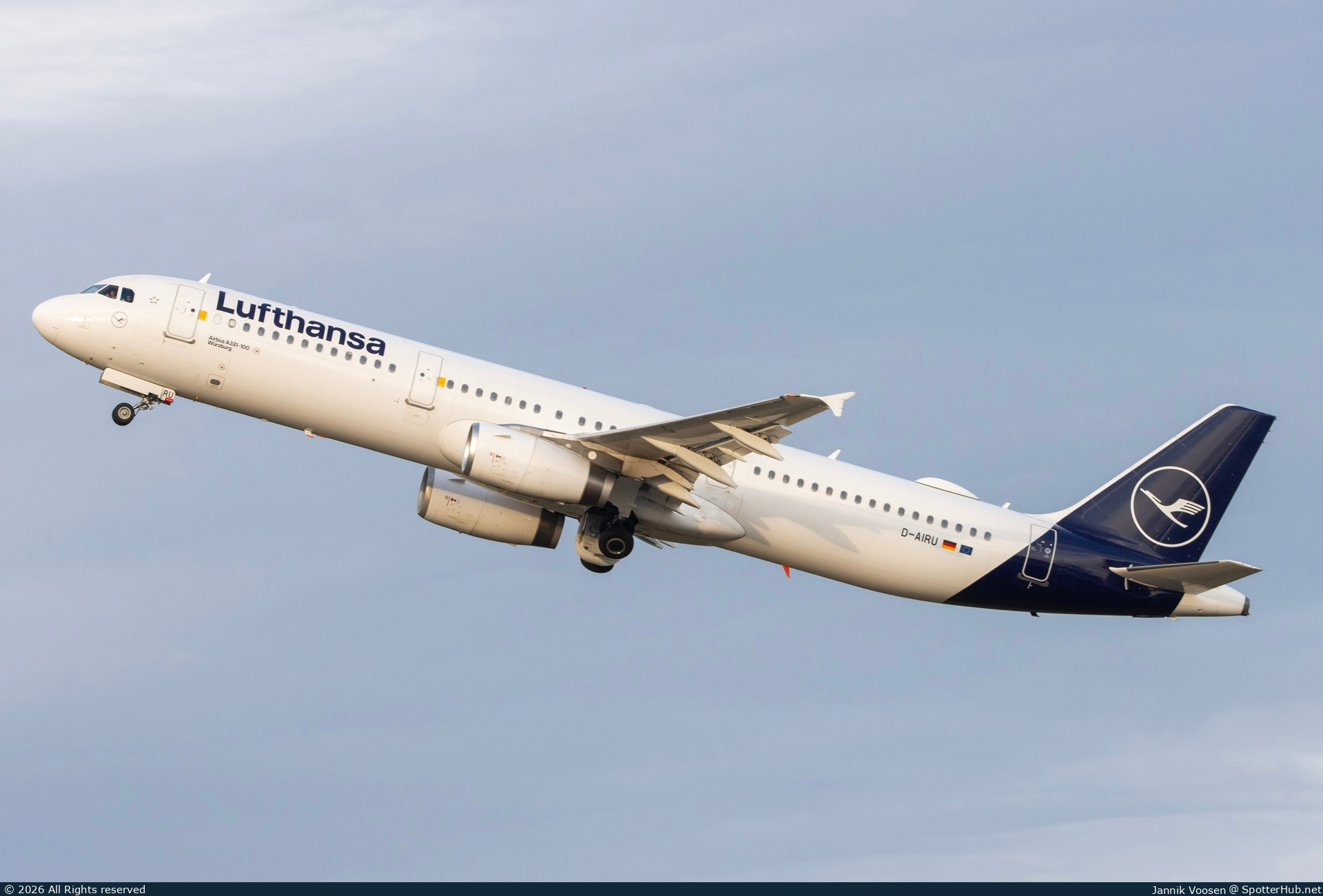 Photo of D-AIRU - Airbus A321-131 operated by Lufthansa