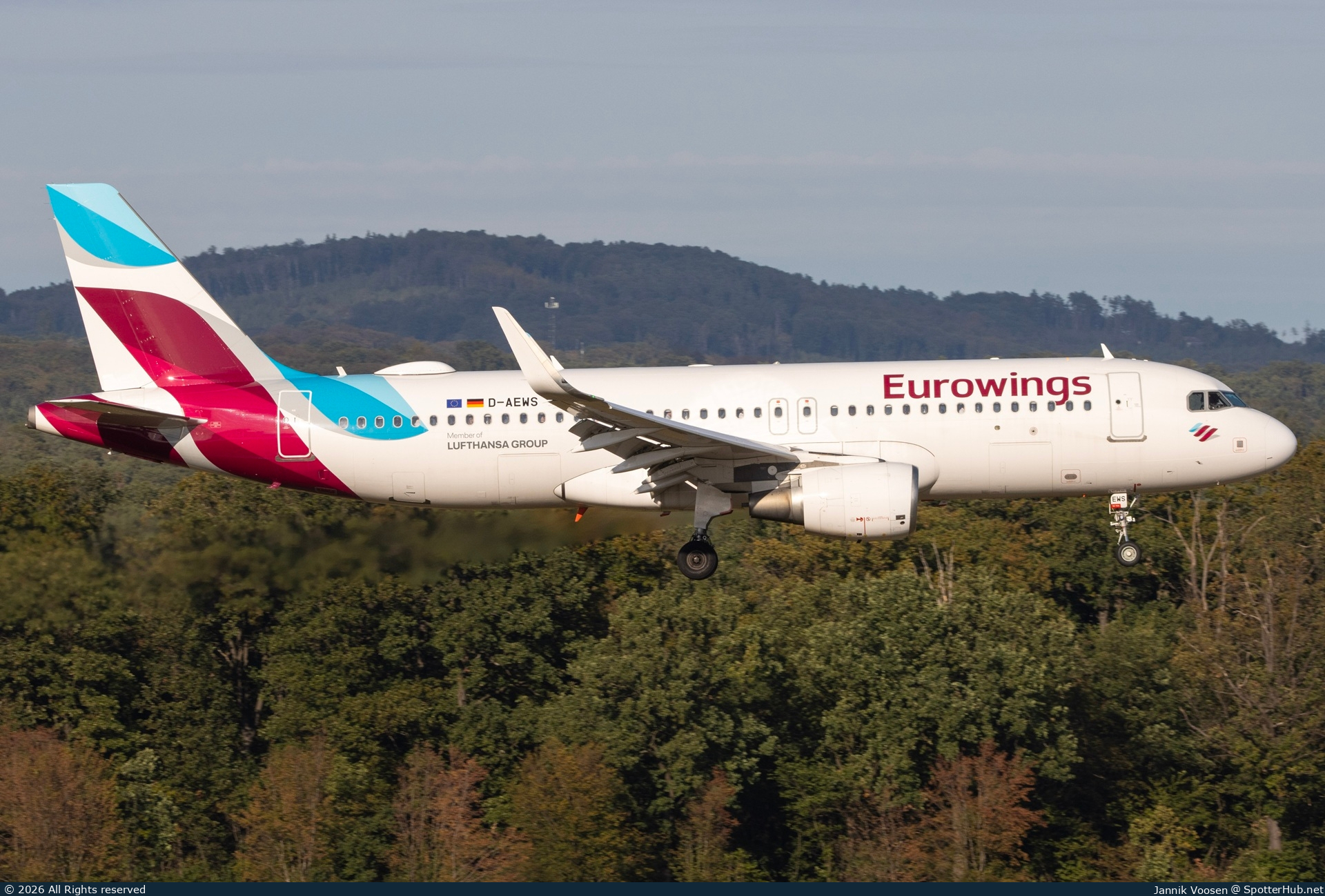 Photo of D-AEWS - Airbus A320-214 operated by Eurowings
