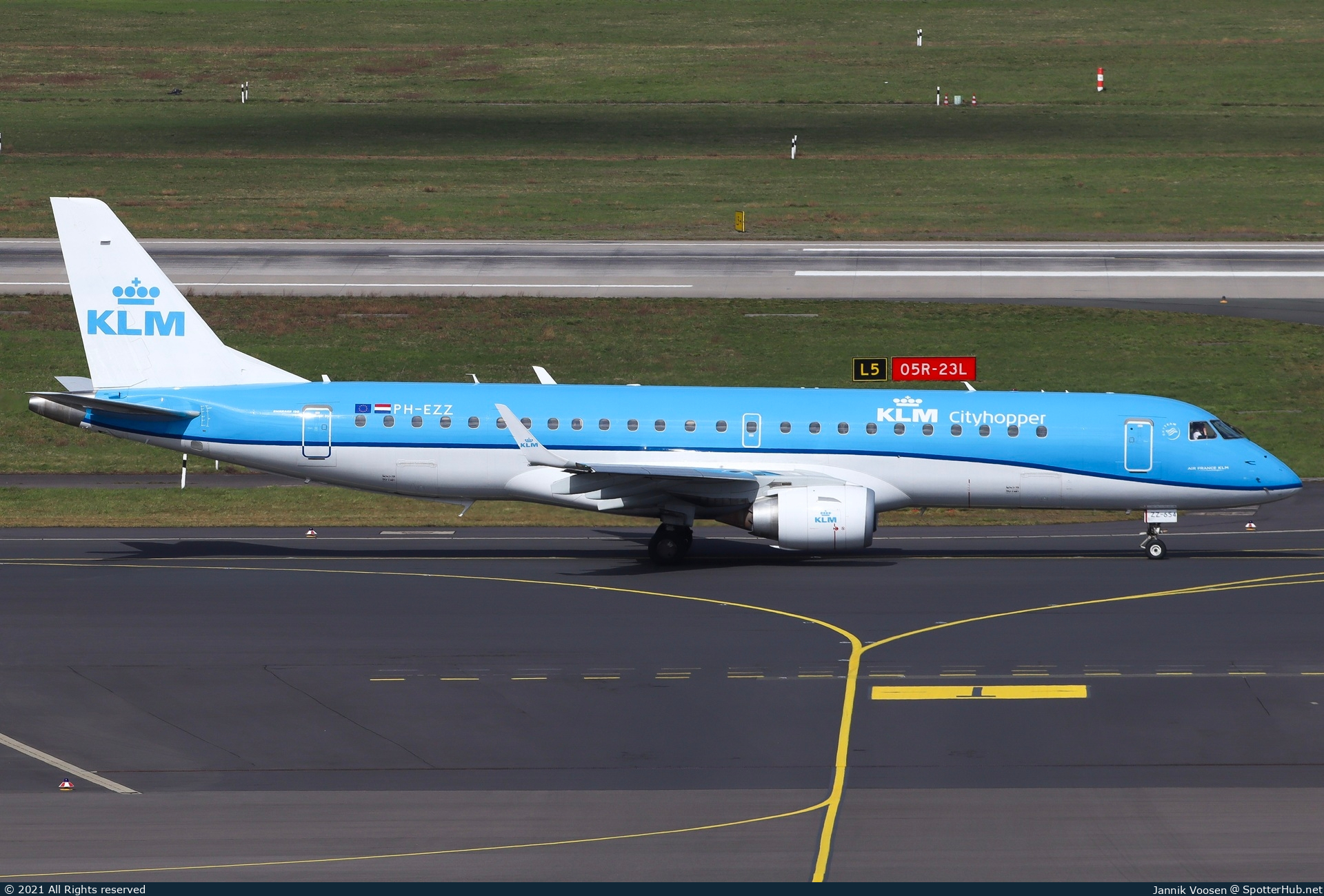 Photo of PH-EZZ - Embraer ERJ-190STD operated by KLM Cityhopper