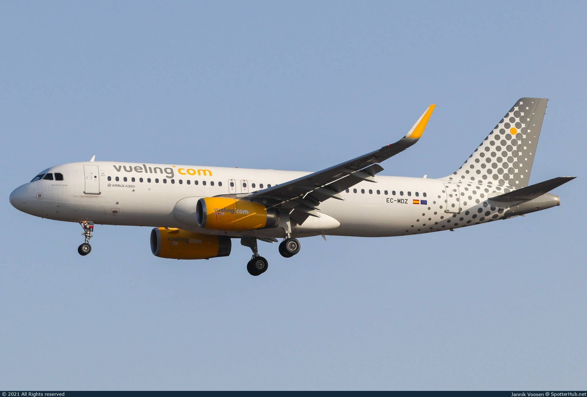 Photo of EC-MDZ - Airbus A320-232 operated by Vueling