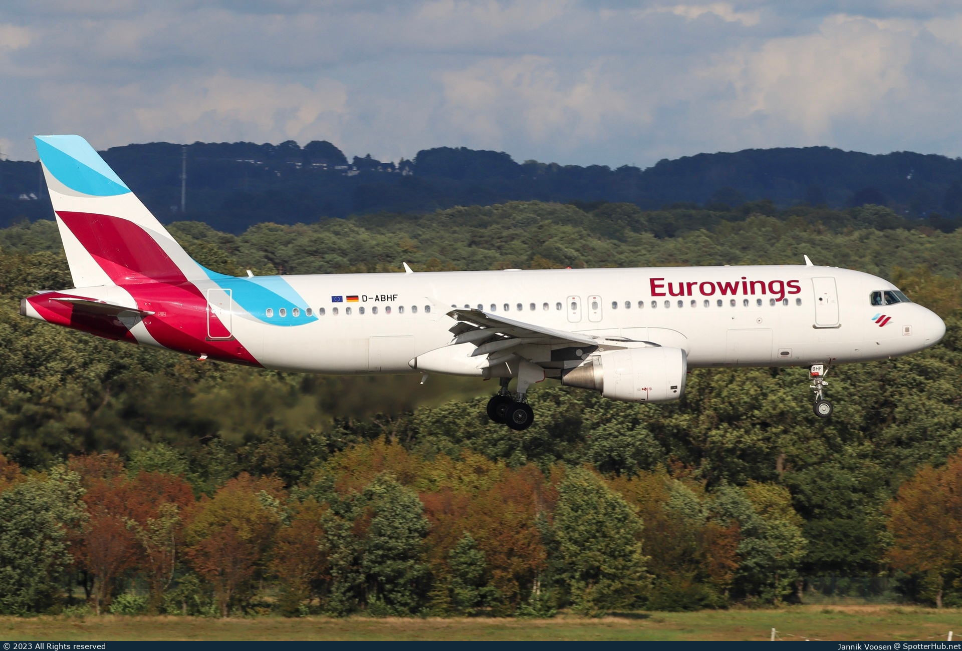 Photo of D-ABHF - Airbus A320-214 operated by Eurowings