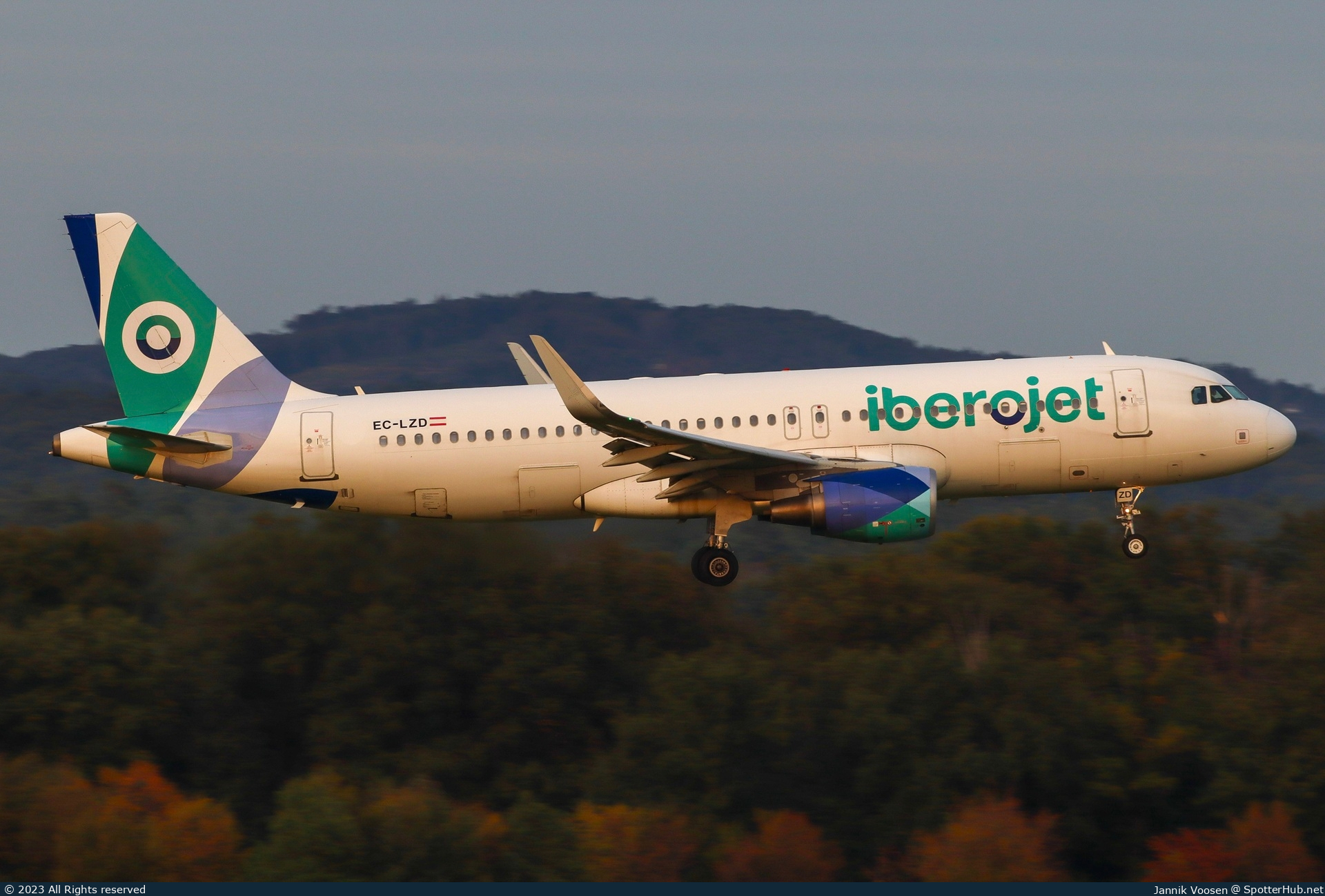 Photo of EC-LZD - Airbus A320-214 operated by Iberojet