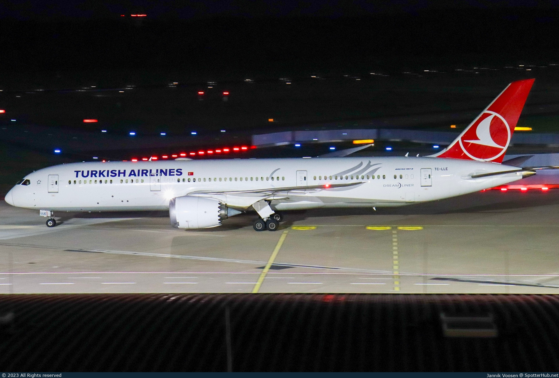Photo of TC-LLE - Boeing 787-9 Dreamliner operated by Turkish Airlines