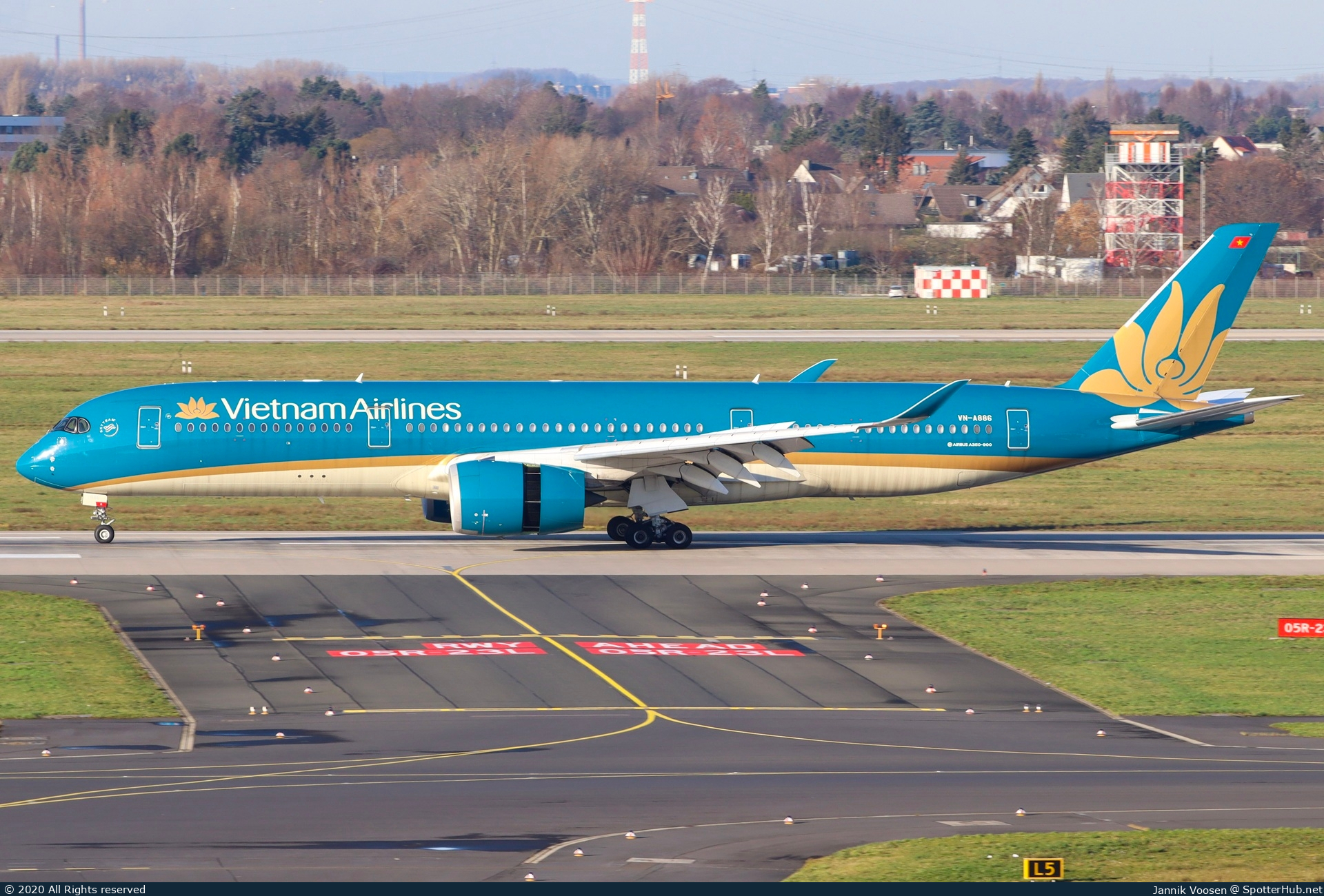 Photo of VN-A886 - Airbus A350-941 operated by Vietnam Airlines