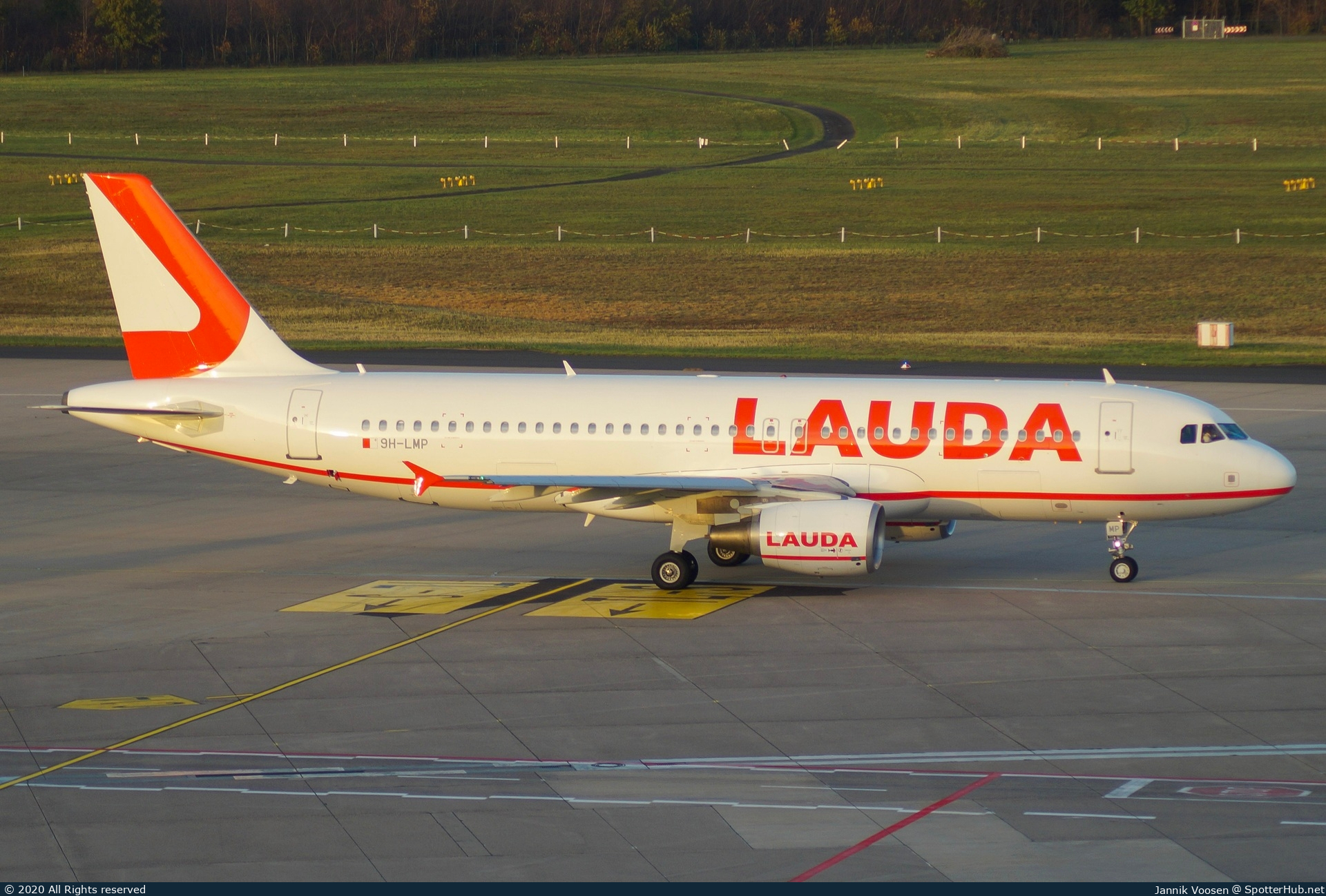 Photo of 9H-LMP - Airbus A320-214 operated by Lauda Europe