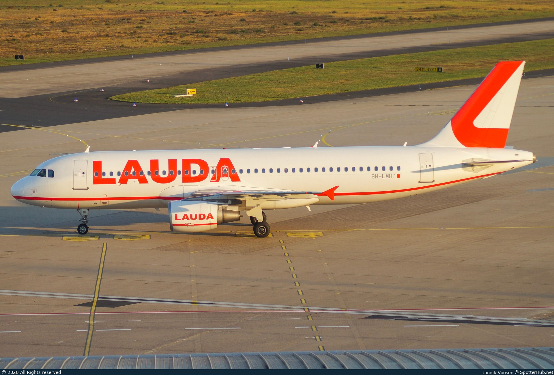 Photo of 9H-LMH - Airbus A320-214 operated by Lauda Europe