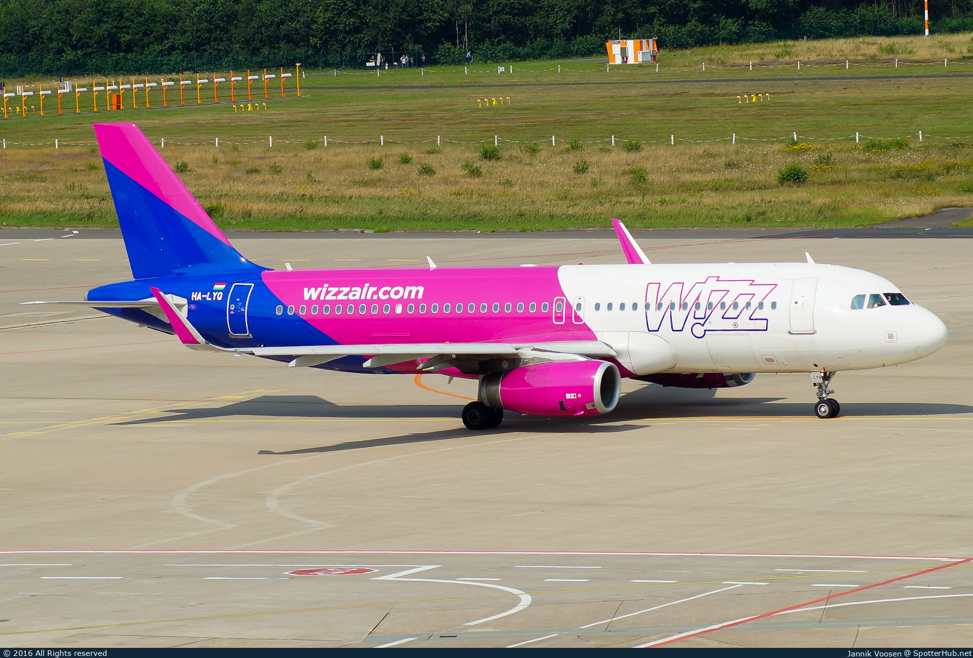 Photo of HA-LYQ - Airbus A320-232 operated by Wizz Air