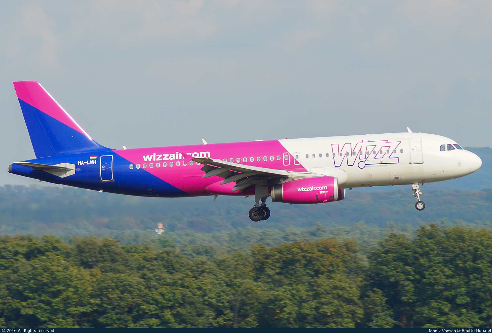 Photo of HA-LWH - Airbus A320-232 operated by Wizz Air