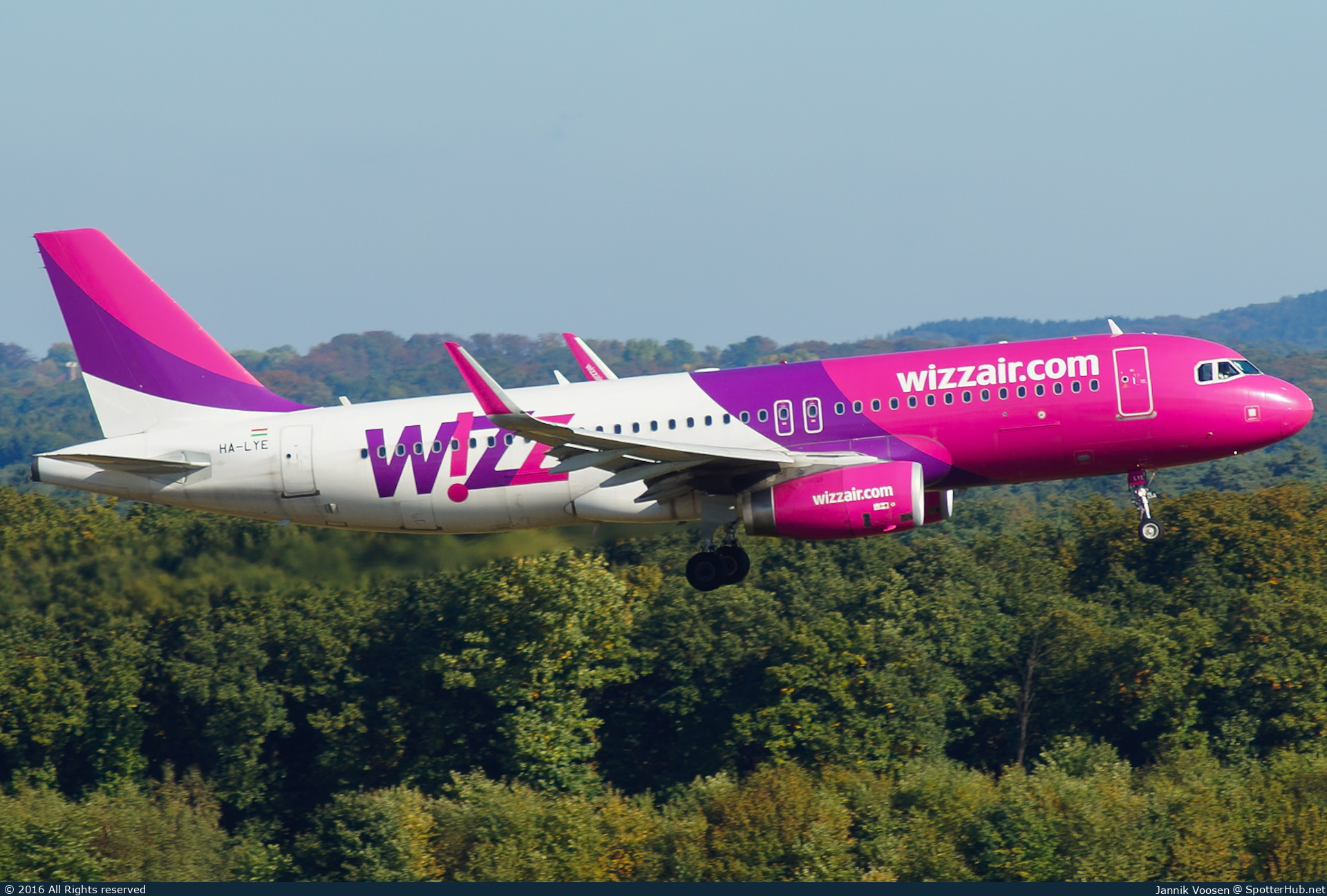 Photo of HA-LYE - Airbus A320-232 operated by Wizz Air