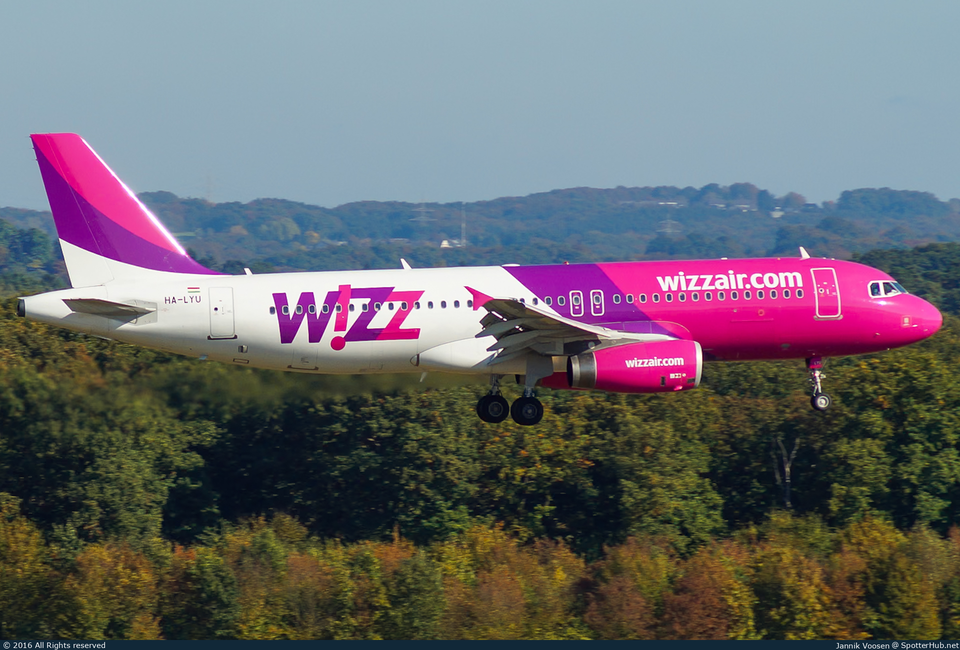 Photo of HA-LYU - Airbus A320-232 operated by Wizz Air