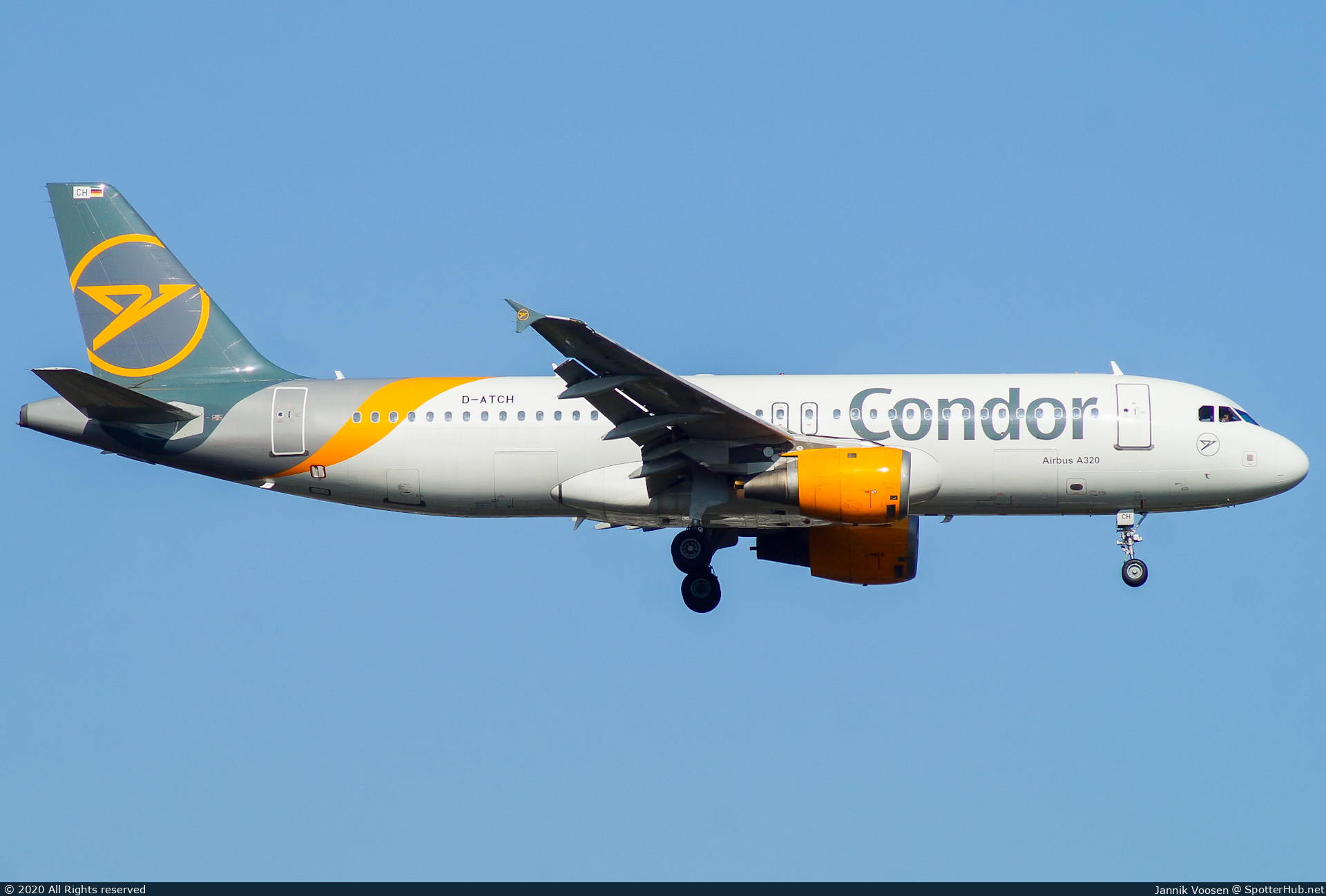Photo of D-ATCH - Airbus A320-212 operated by Condor