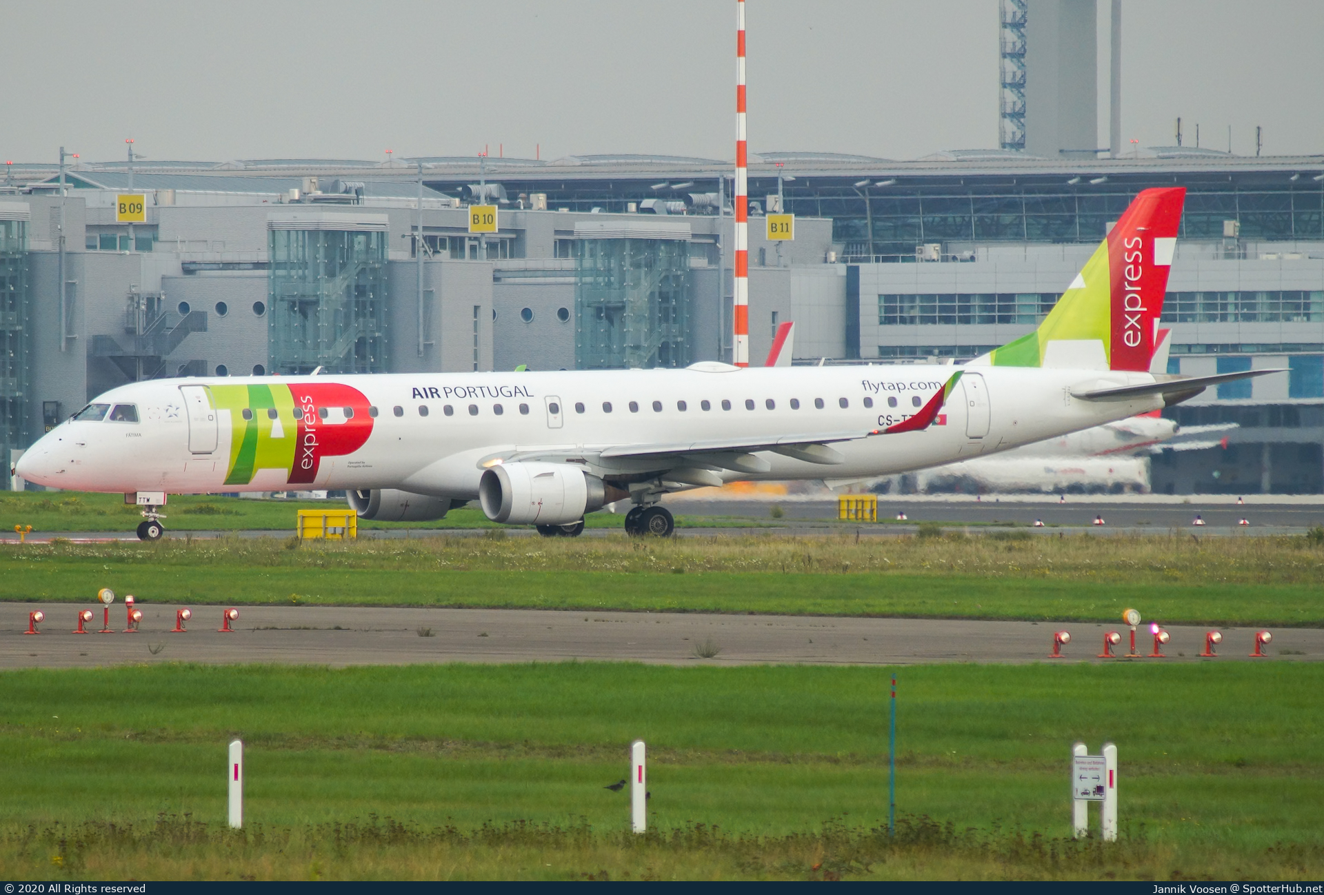 Photo of CS-TTW - Embraer ERJ-195AR operated by TAP Express (opb Portugália Airlines)