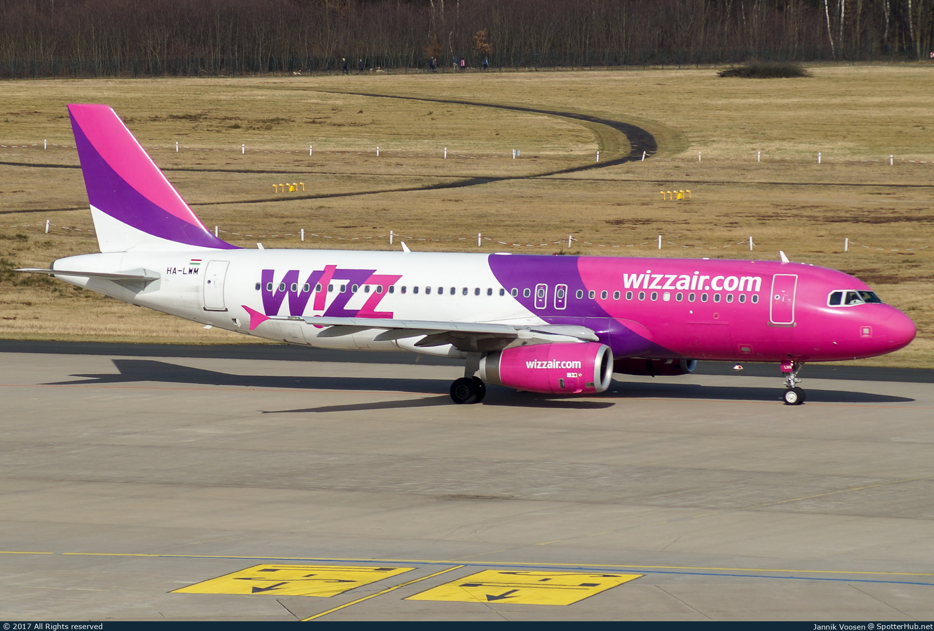 Photo of HA-LWM - Airbus A320-232 operated by Wizz Air