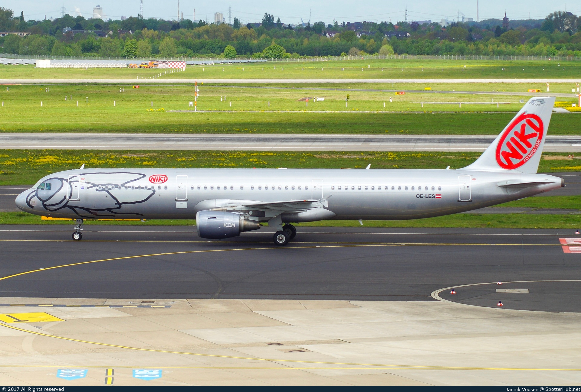 Photo of OE-LES - Airbus A321-211 operated by Niki