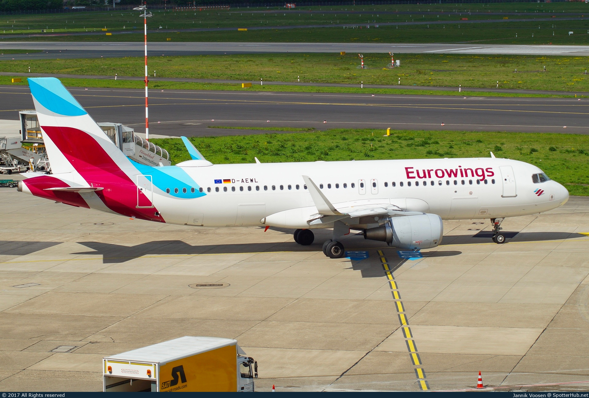 Photo of D-AEWL - Airbus A320-214 operated by Eurowings