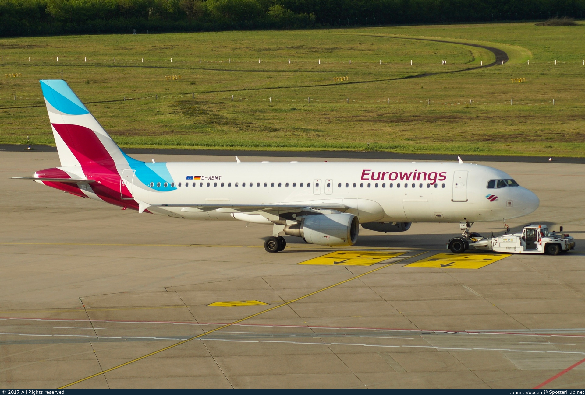 Photo of D-ABNT - Airbus A320-214 operated by Eurowings