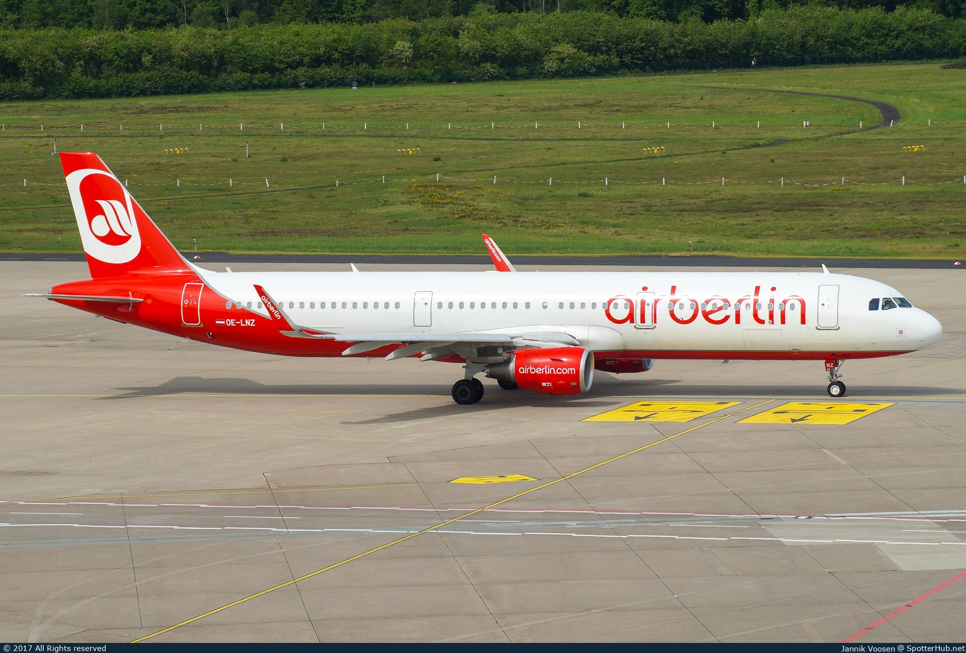 Photo of OE-LNZ - Airbus A321-211 operated by Air Berlin (opb Niki)